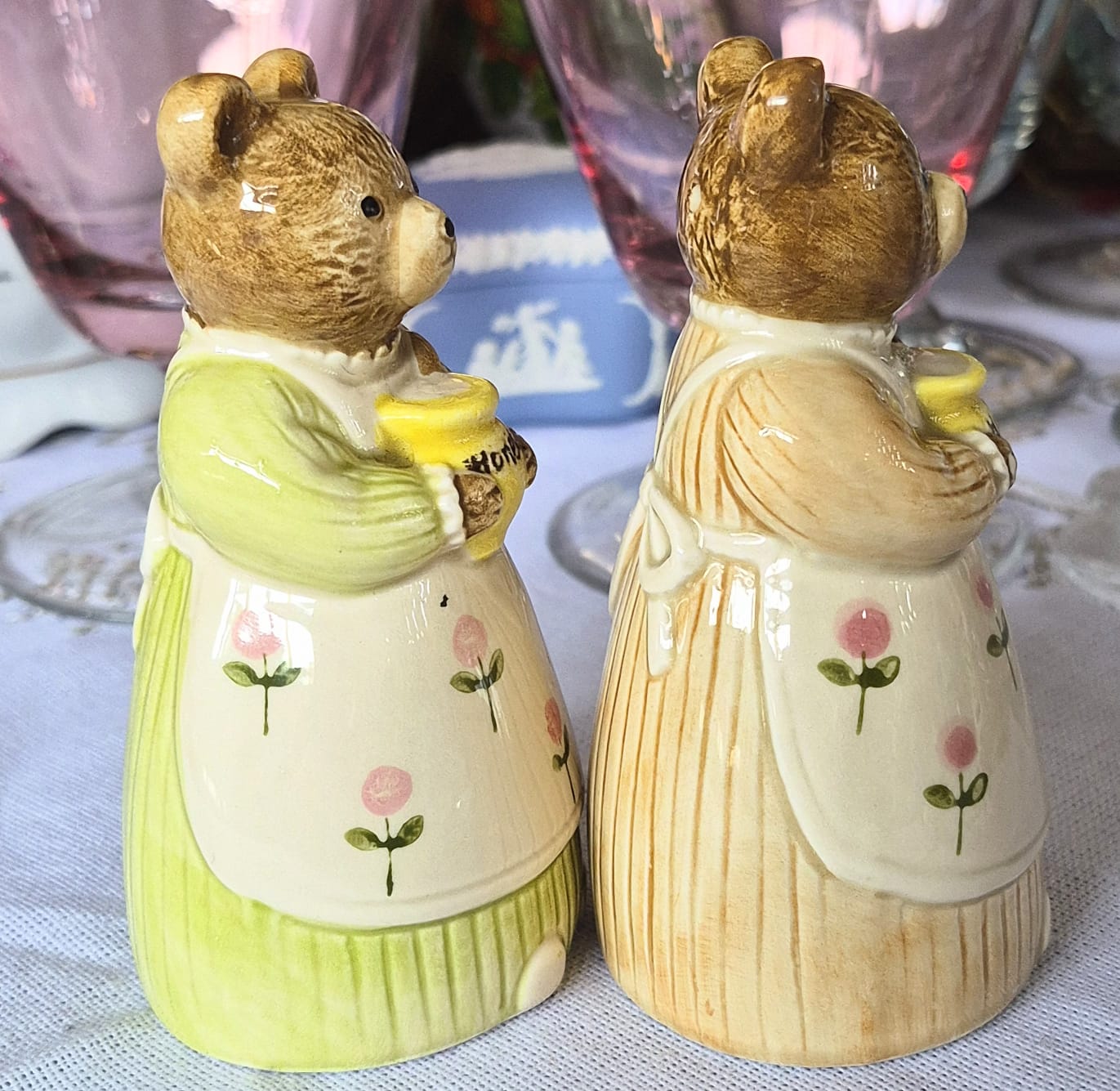 Conjunto de saleiro e pimenteiro em porcelana vintage japonesa Otagiri em formato de Ursinhos perfeitos.