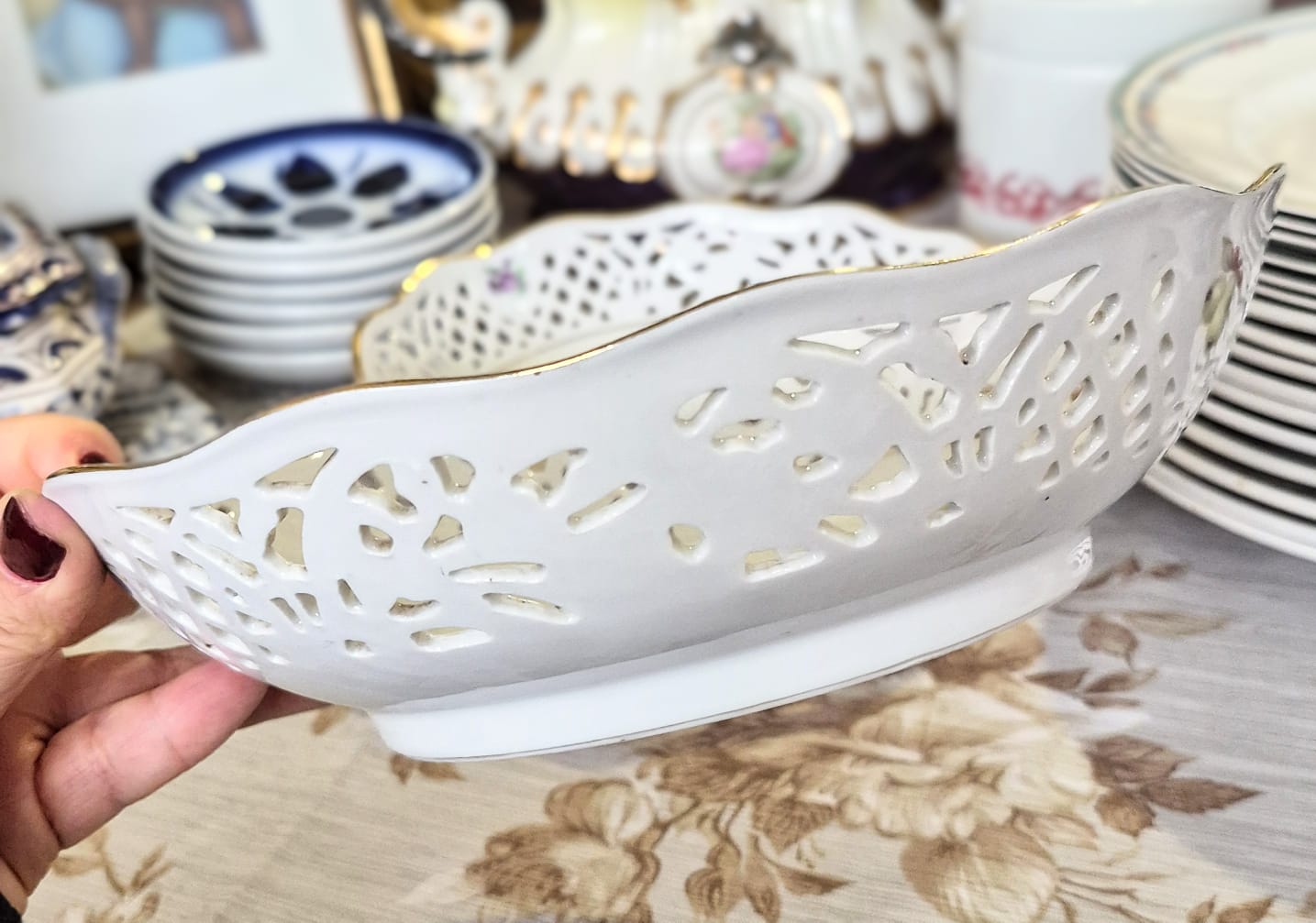 Fruteira em forma de bowl / tigela em porcelana alemã vintage fenestrada incrível e impecável,  em estado de vitrine,  Schumann Arzberg Bavaria.