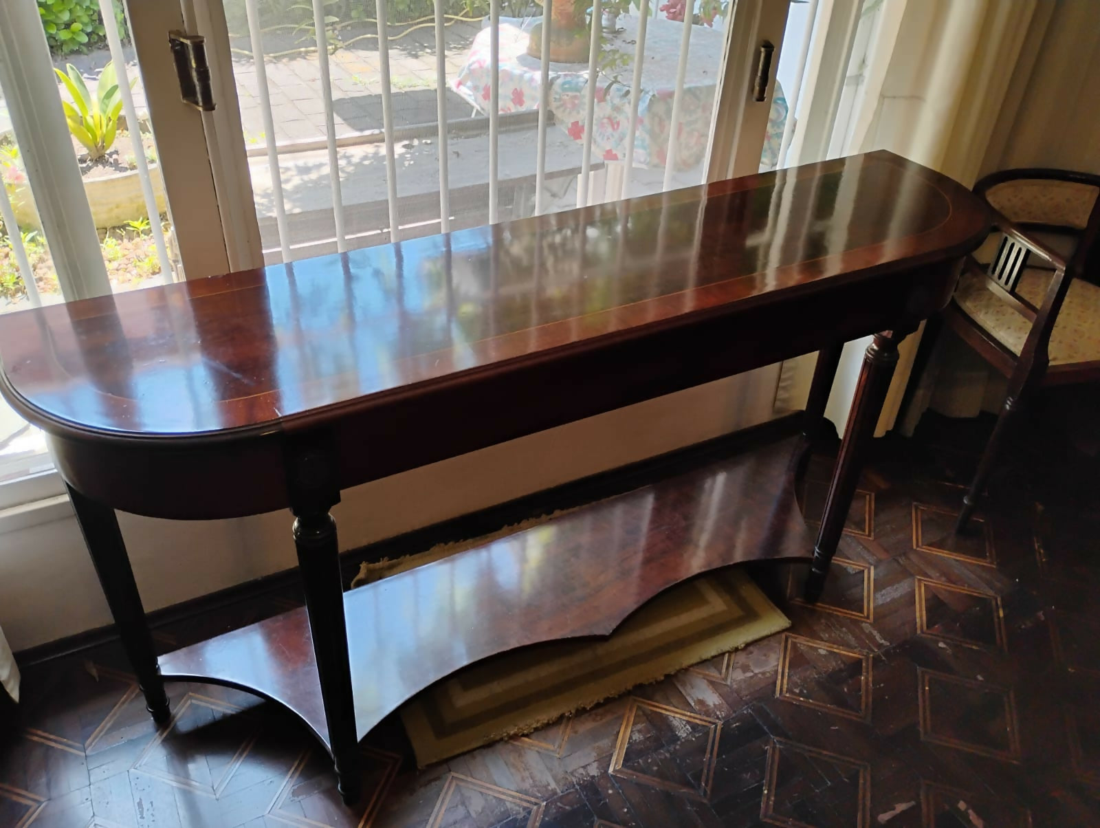 Aparador Clássico em Madeira Maciça – Estilo Elegante e Sofisticado