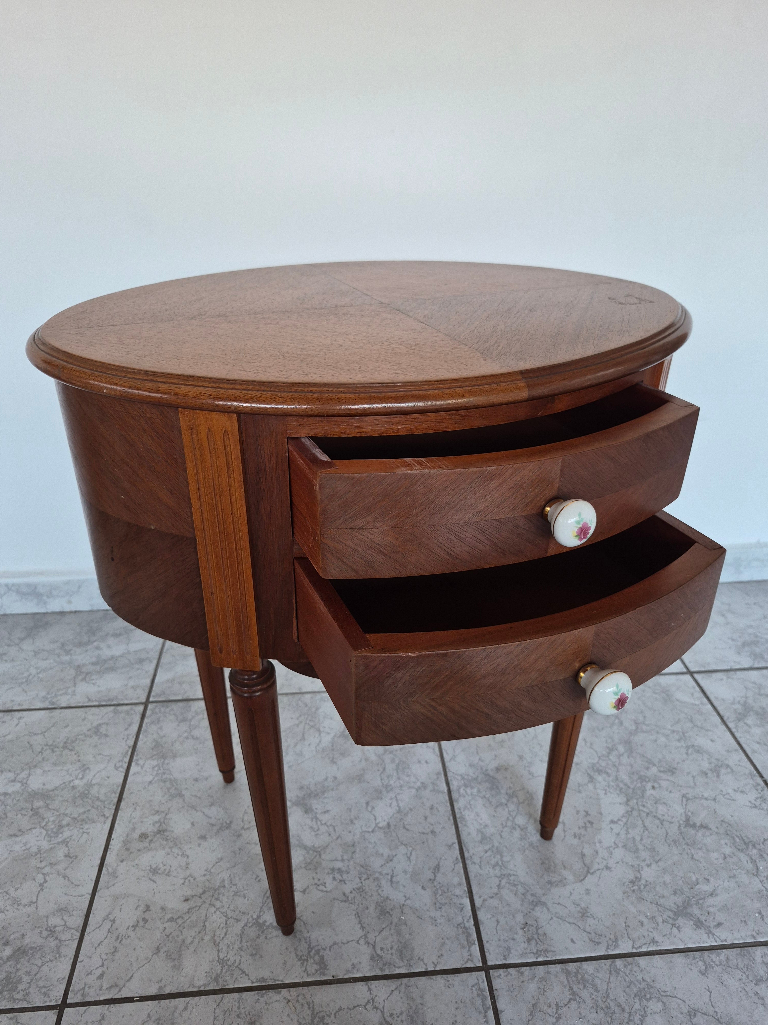Mesa auxiliar oval em madeira nobre clara com duas gavetas 