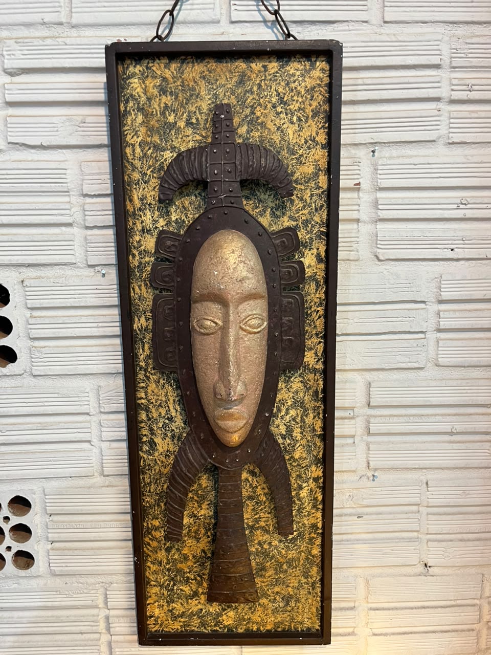 Quadro Decorativo com Máscara de Inspiração Africana em Alto-Relevo – 85,5 x 30 cm