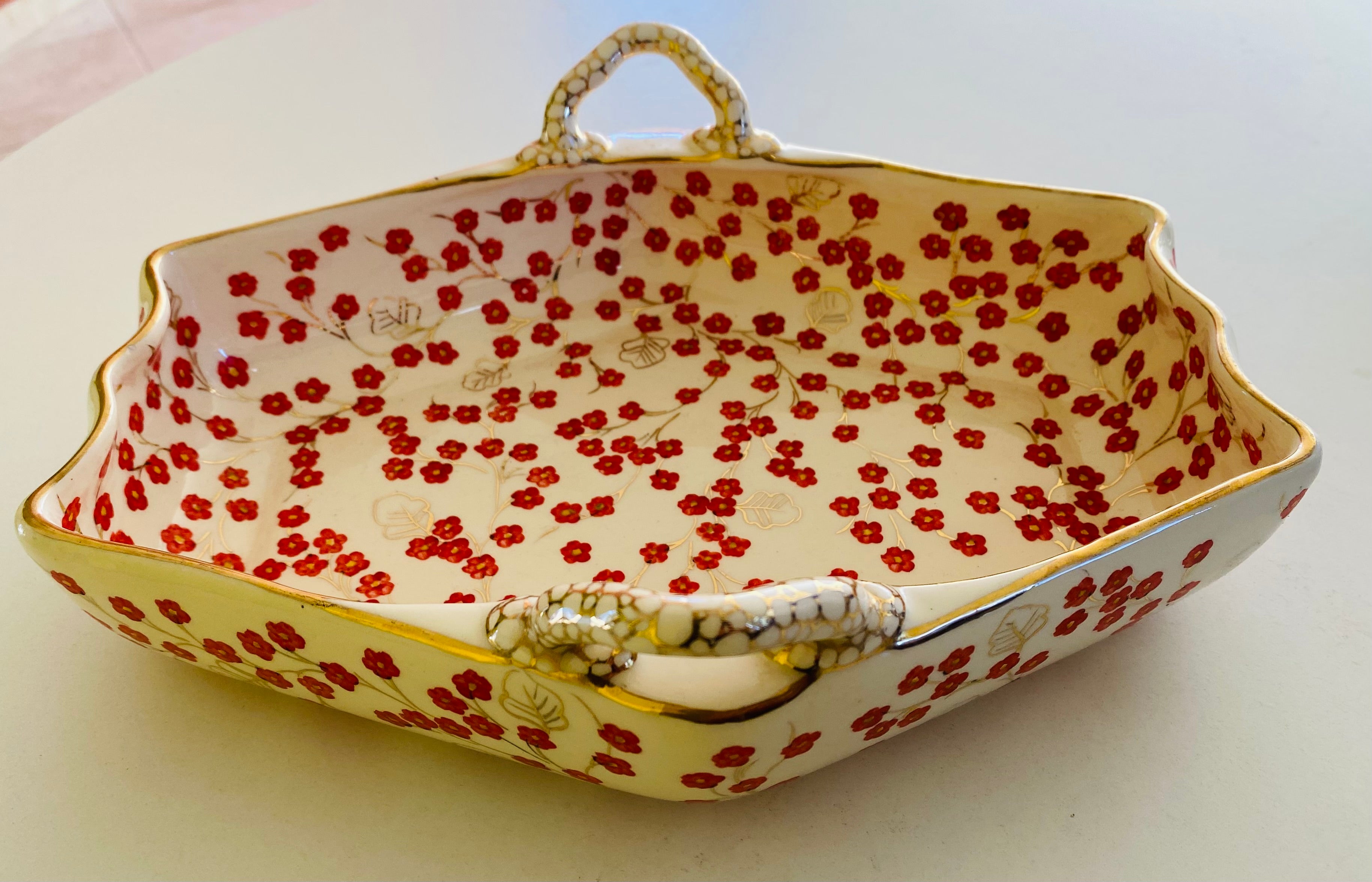 Cesta Decorativa Louça com flores em vermelho e dourado 