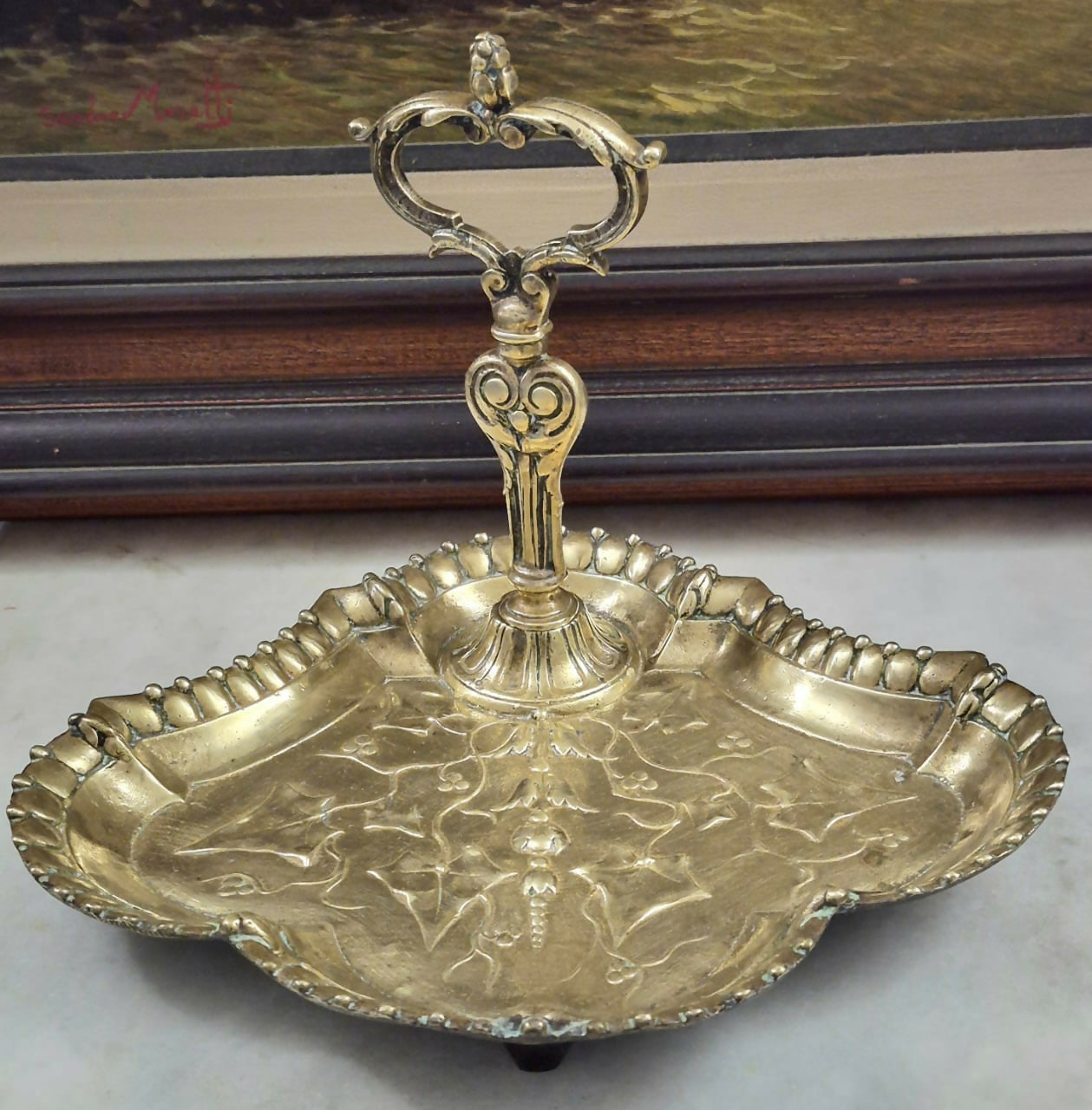 Incrível petisqueira / fruteira em bronze maciço com maravilhoso cinzelamento Art Noveau.