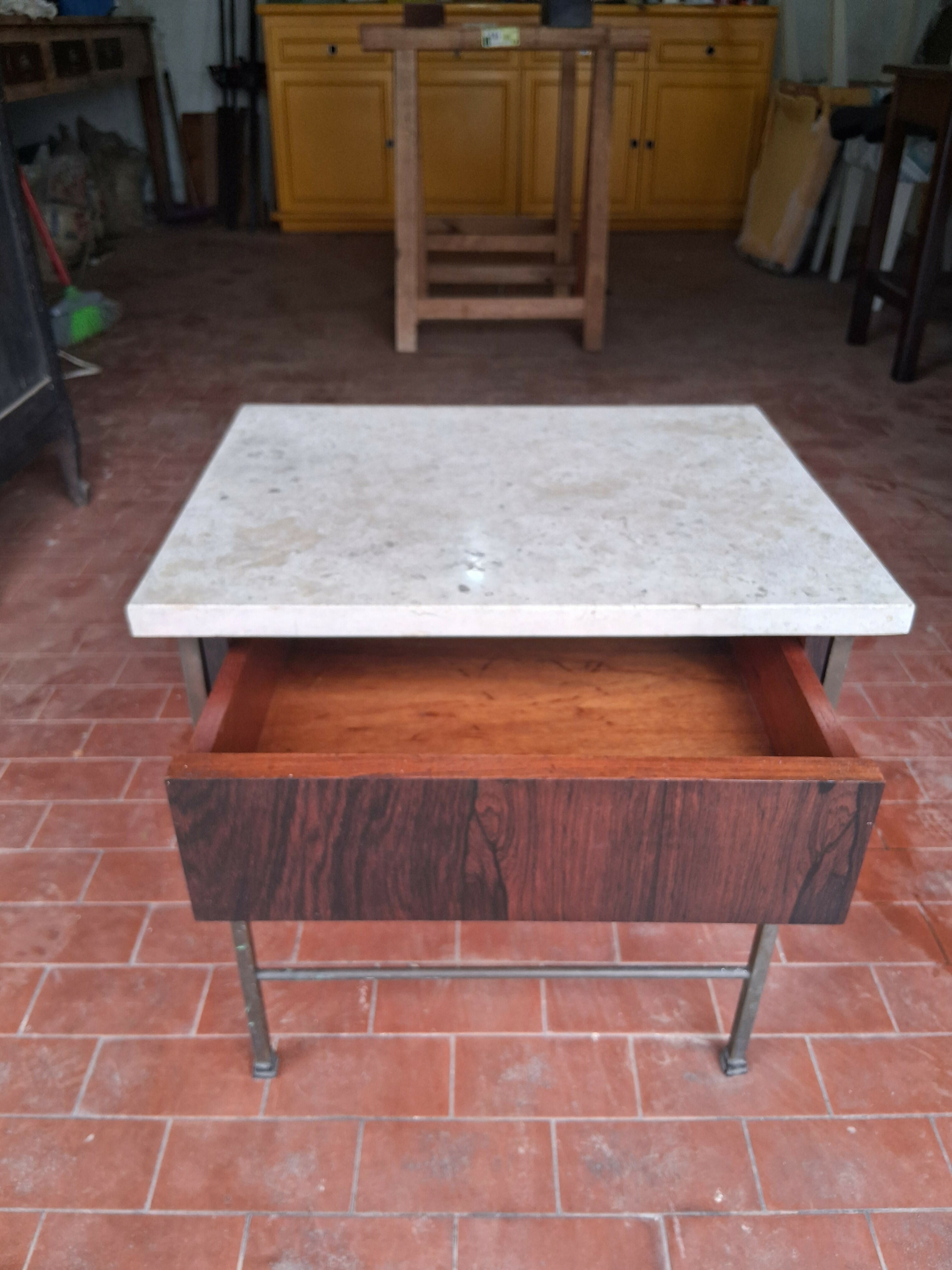 Mesa Lateral folheada em Jacarandá com tampo de mármore