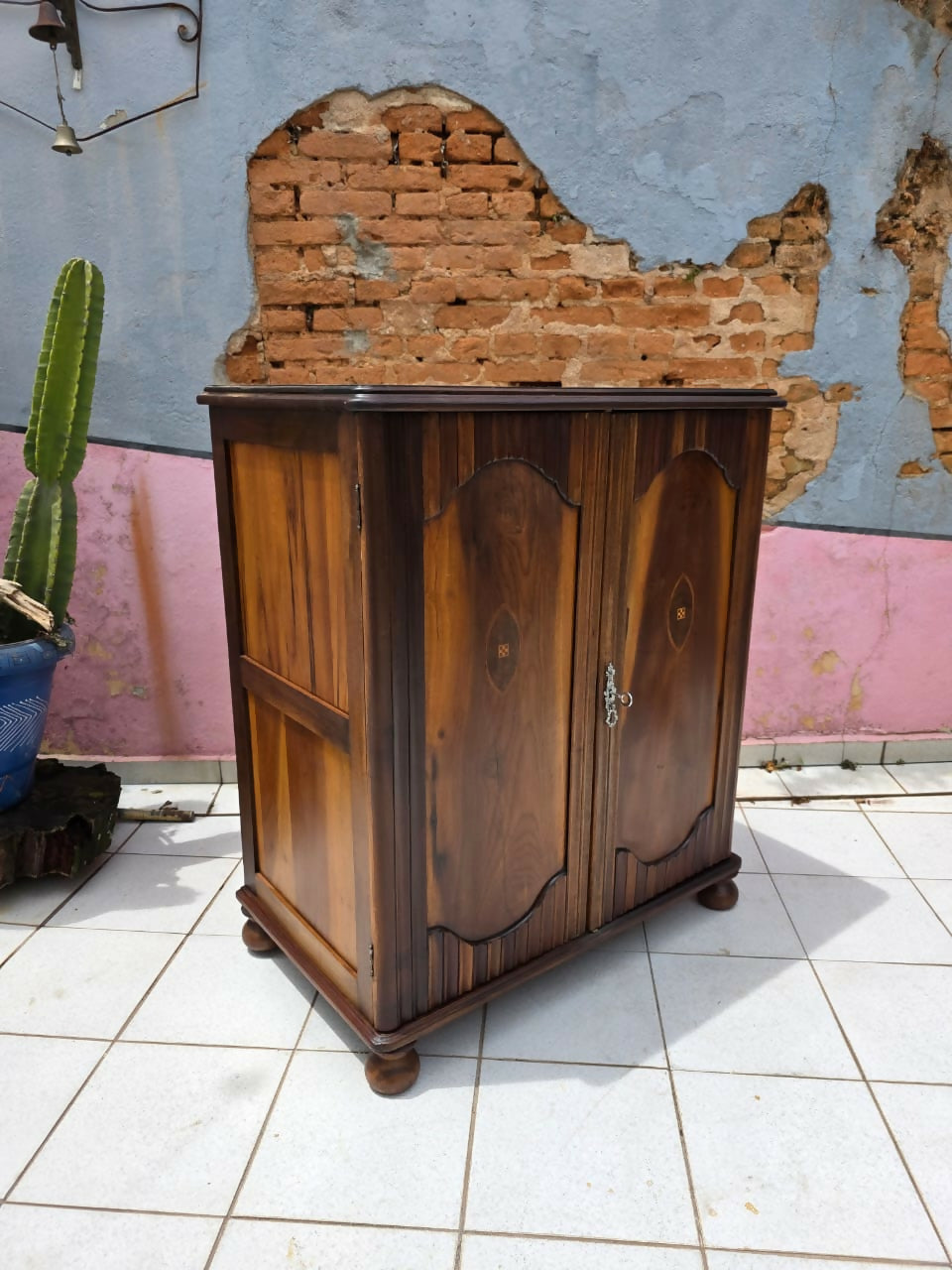 Camiseiro / Sapateira centenária em Imbuia maciça e marchetaria