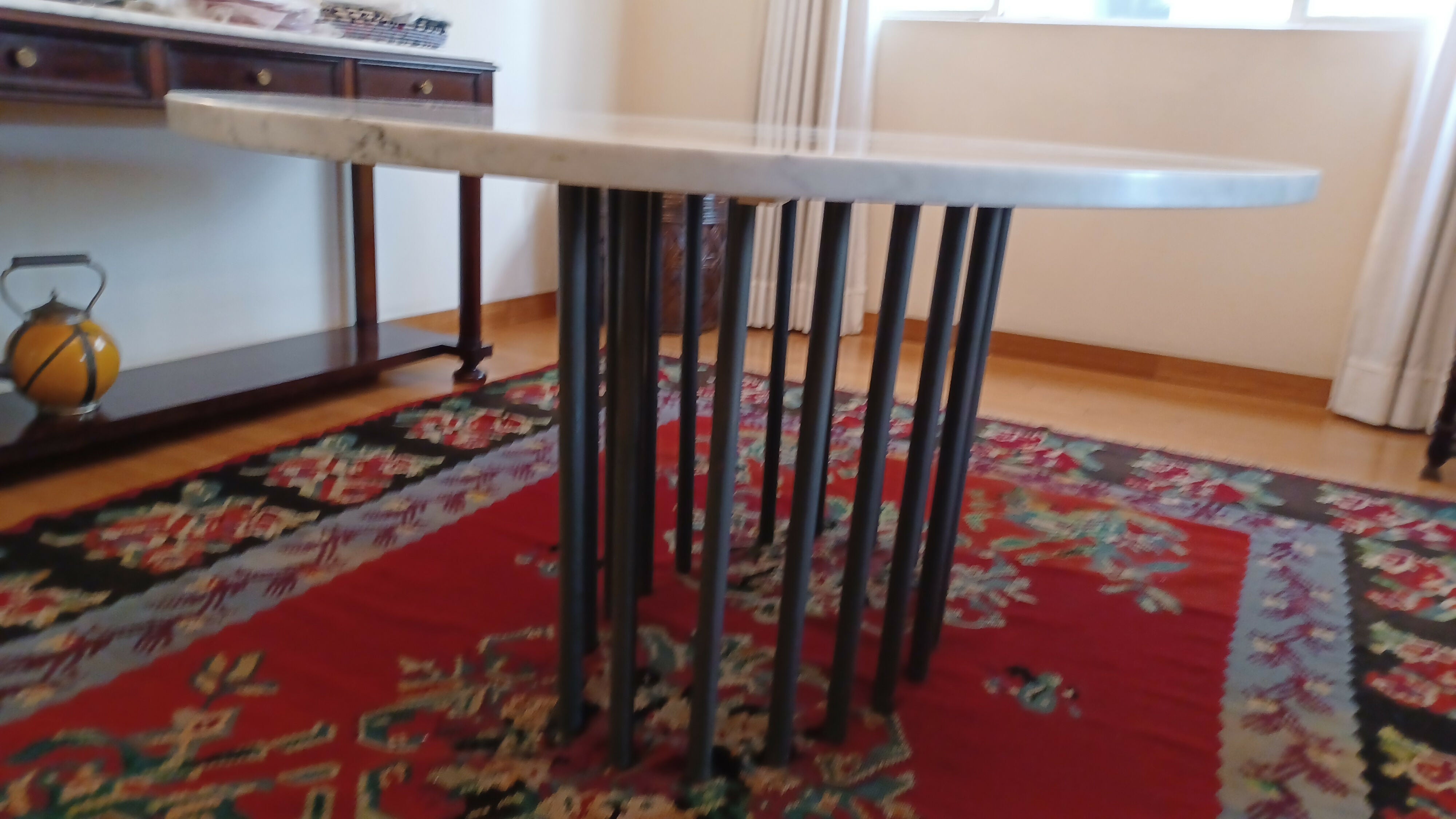 Mesa de jantar Oval em ferro e mármore (sem cadeiras)