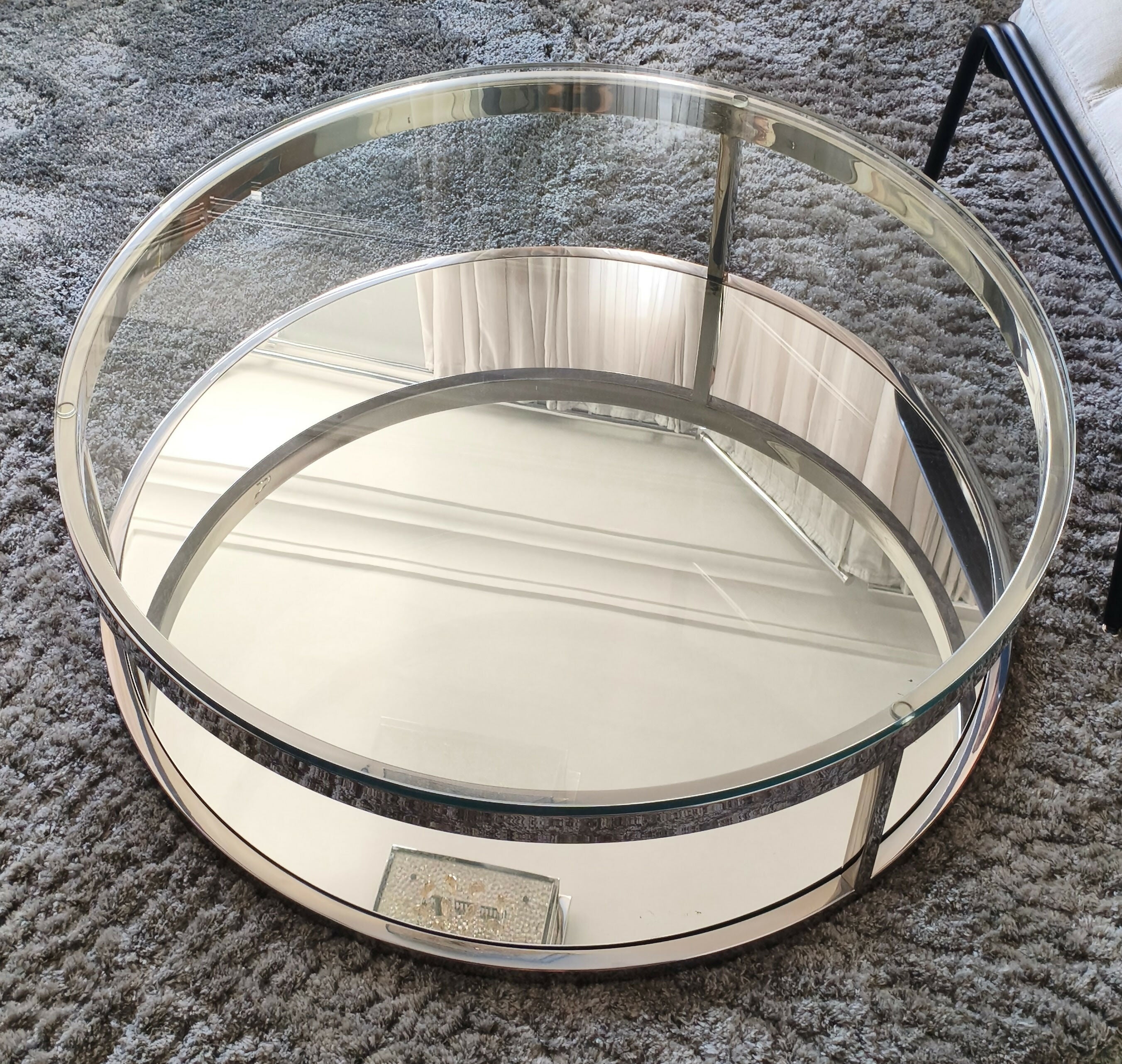 Mesa de centro redonda em inox com tampo de vidro