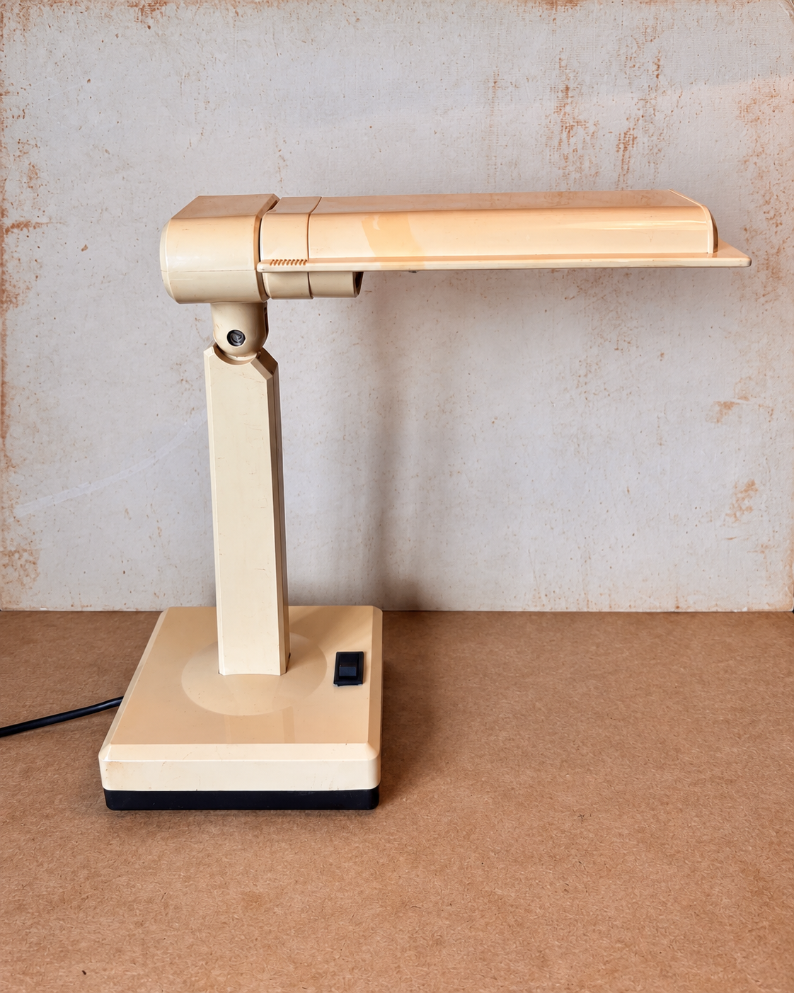 Luminária de mesa vintage articulável em plástico bege, 110 V (DMCPS_755)
