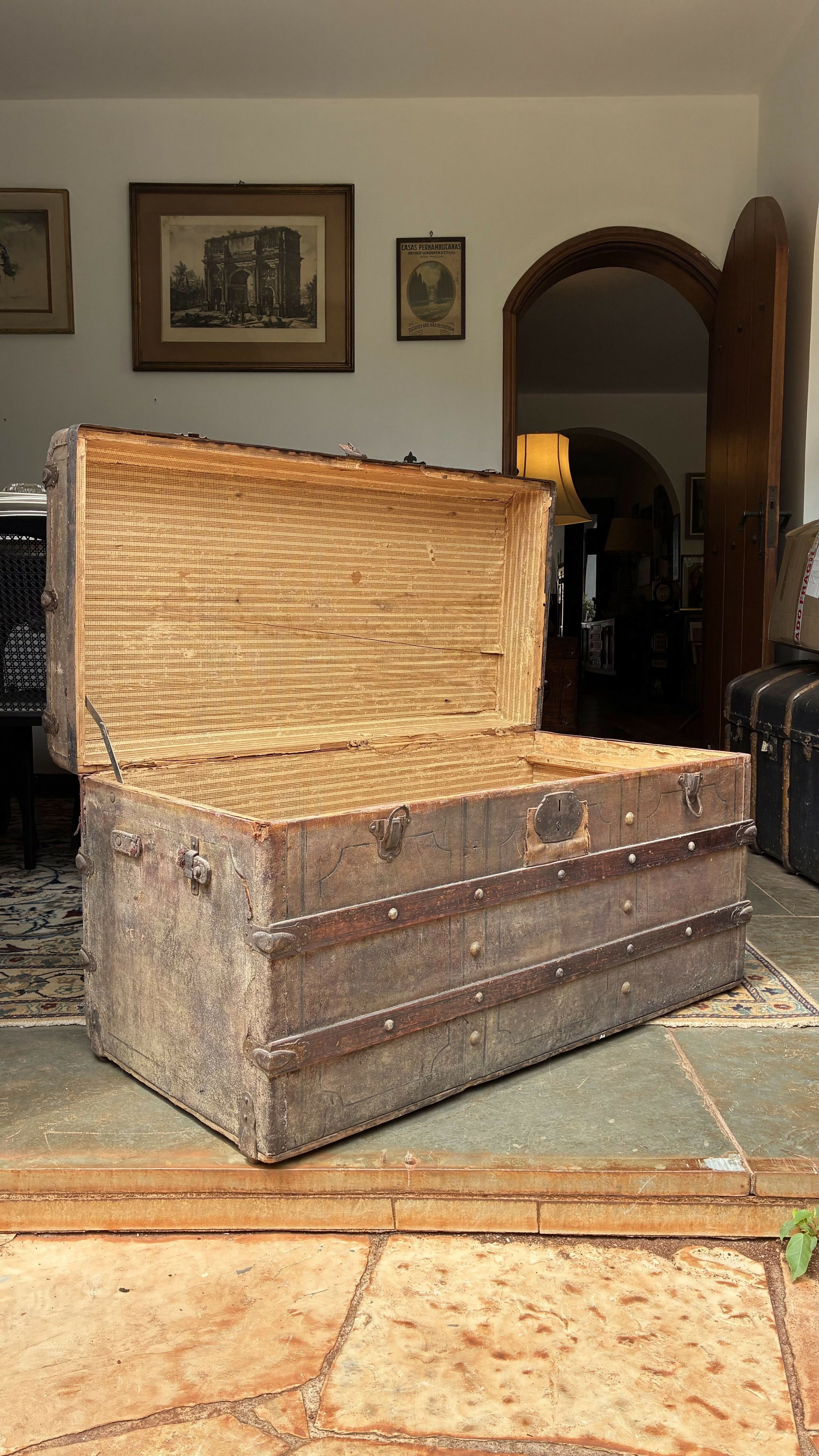 Baú antigo em madeira
