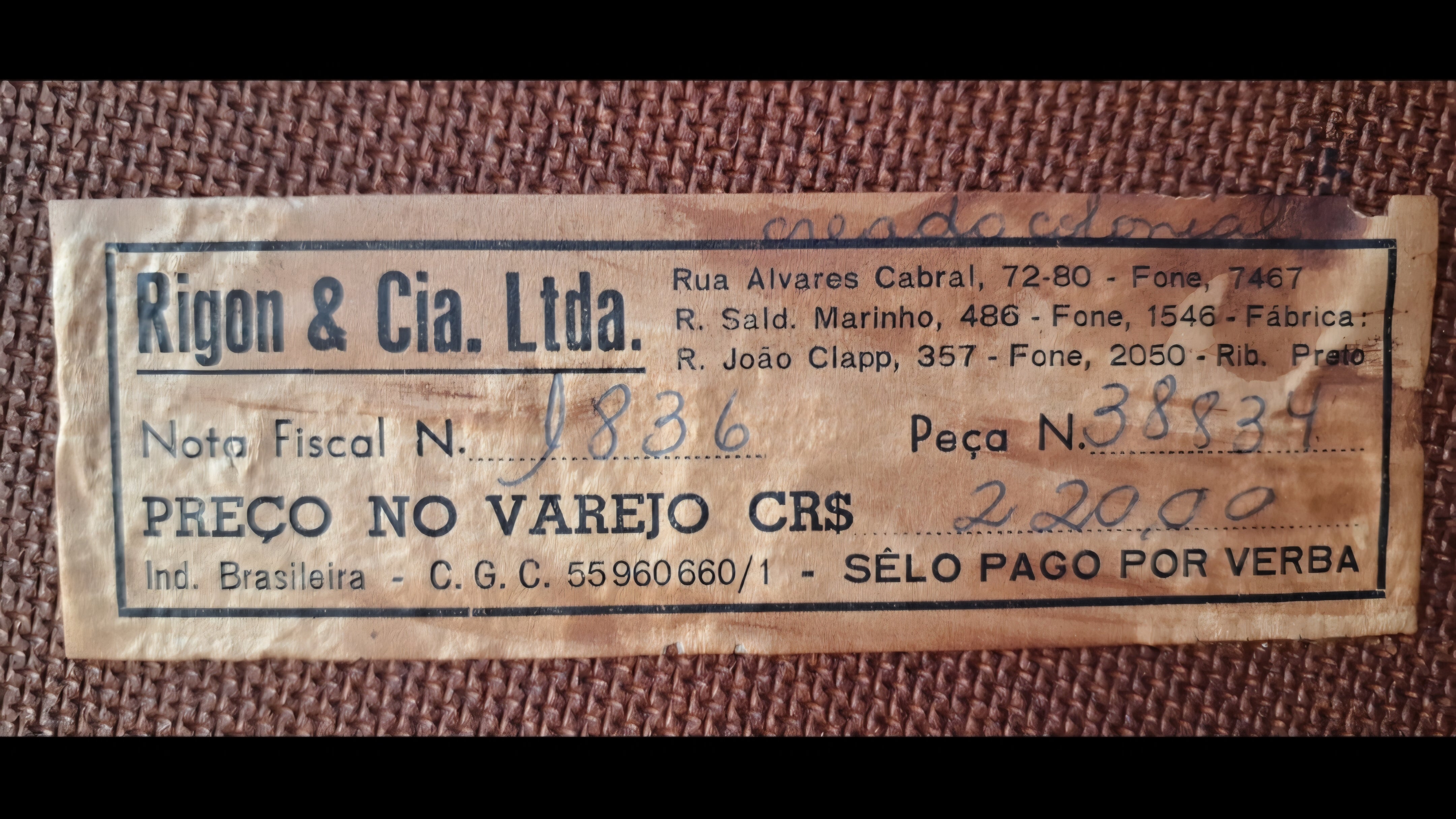 Par de Criados Colonial em madeira escura com pés torneados 