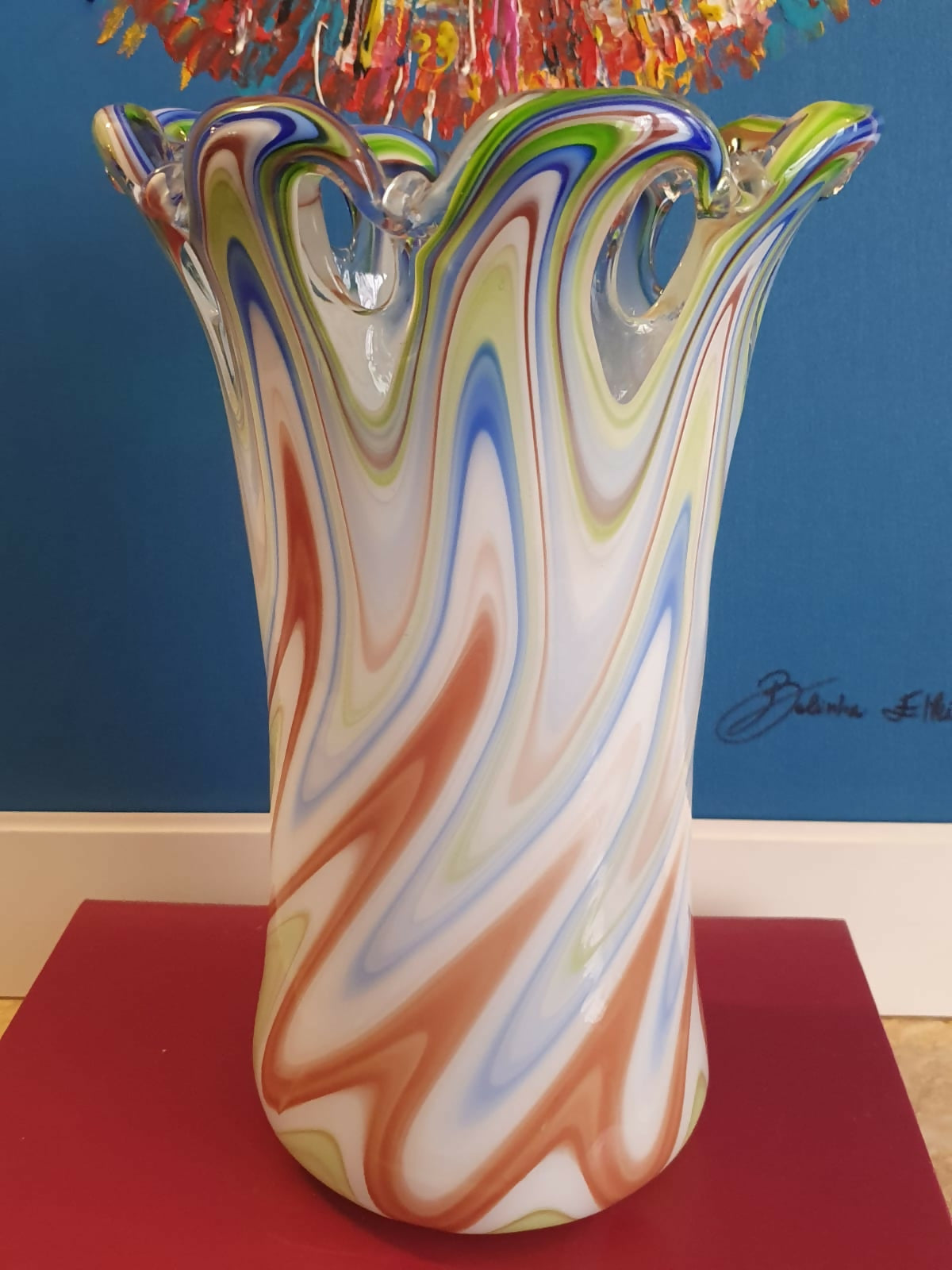 Maravilhoso e impecável vaso de Murano colorido.