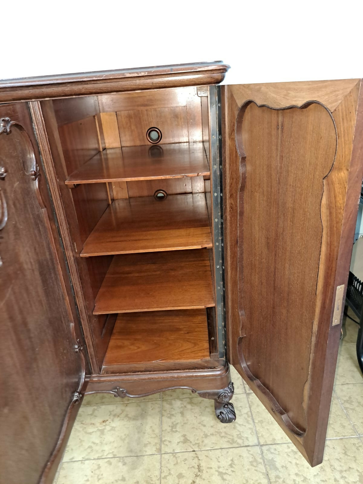 Espetacular cômoda / buffet antigo em madeira nobre com um vidro na espessura 0,8 cm em cima da peça para proteção