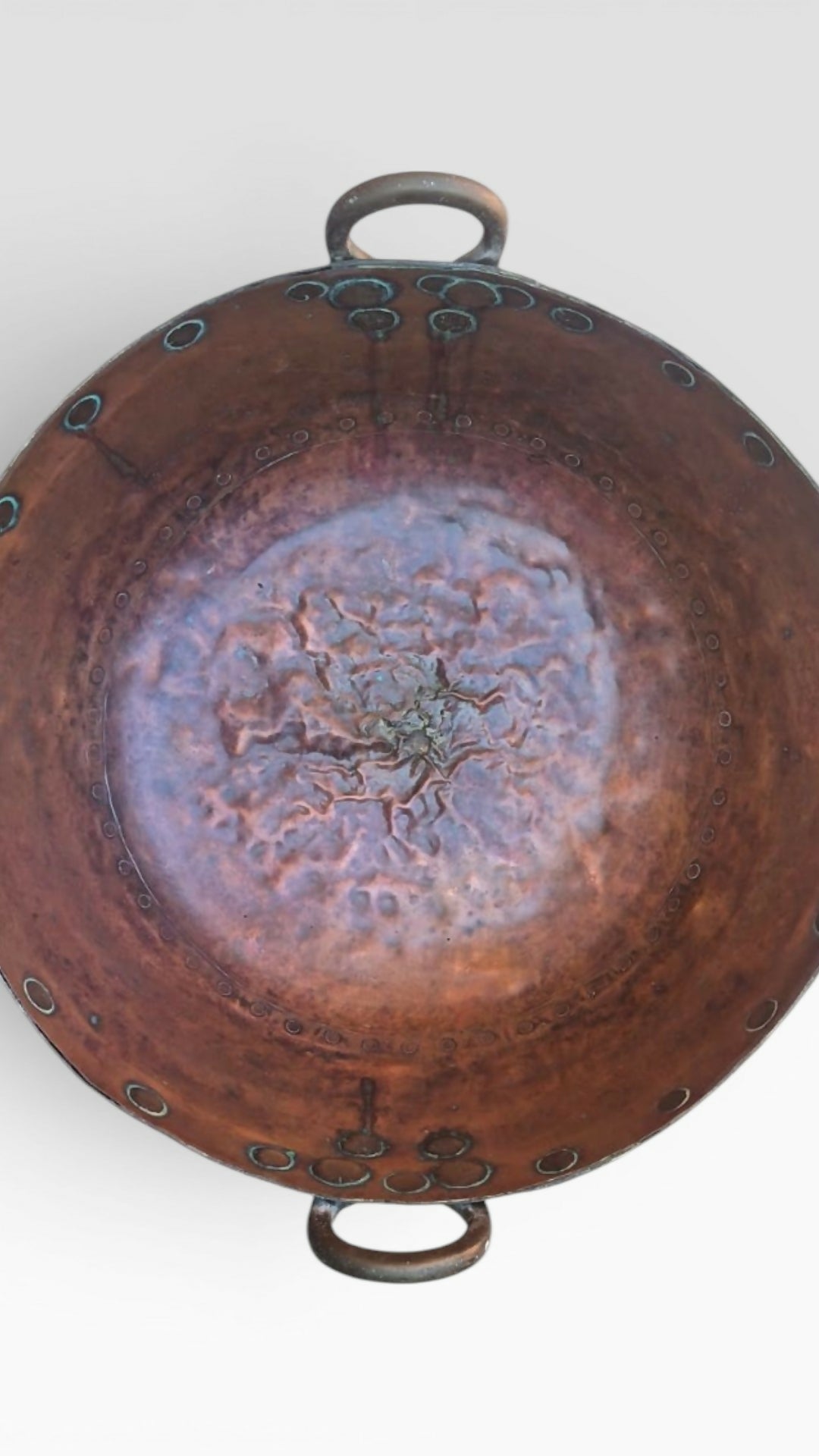 Grande tacho de cobre rebitado