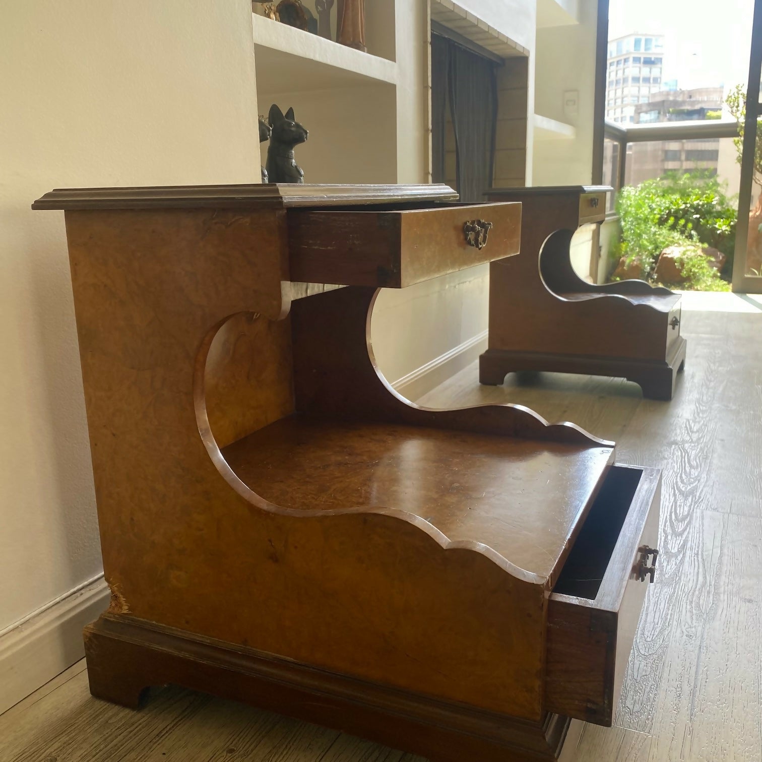 Interessante par de mesa lateral georgiana italianas,70s em radica