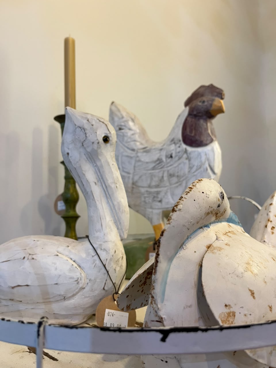 Conjunto decorativo rústico com bandeja, aves e castiçal