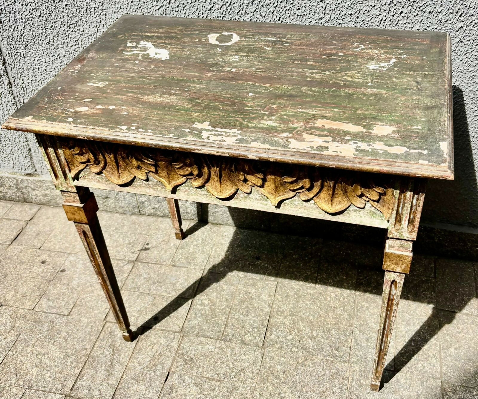 Antigo Aparador / Mesinha madeira maciça entalhada