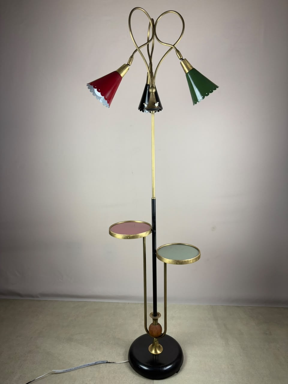 Luminária de piso 50’s com bandeja de apoio