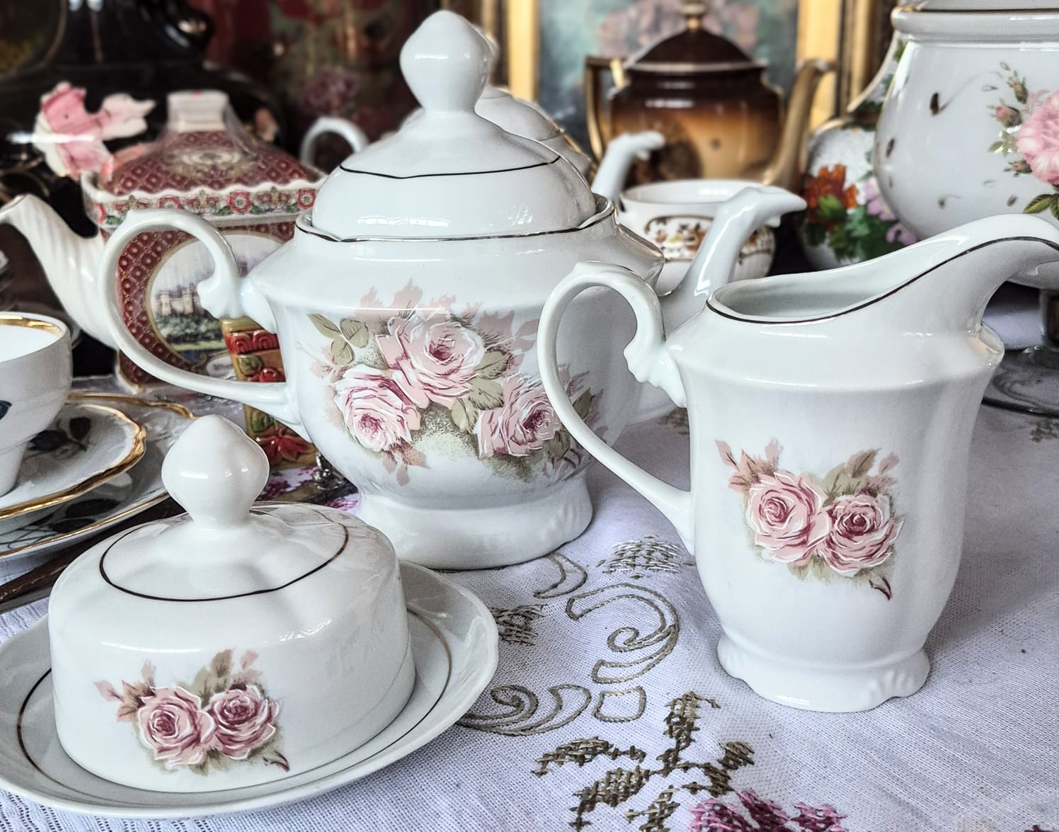 Maravilhoso conjunto para chá em porcelana floral Real. Maravilhoso e impecável! 3 peças.