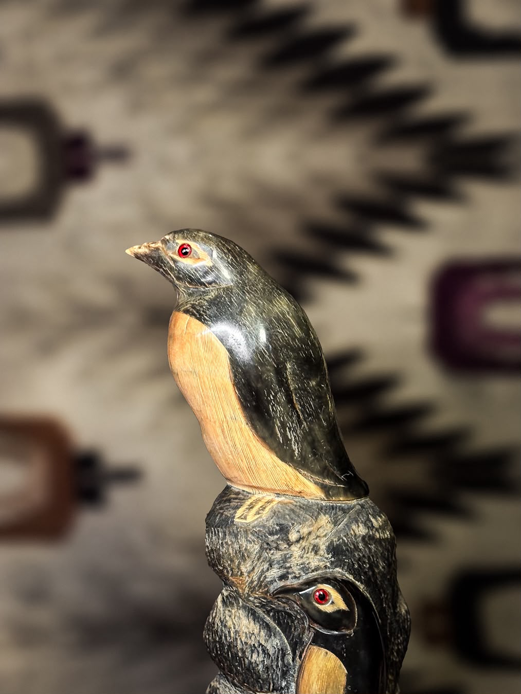 Escultura artesanal de pinguins em chifre bovino e madeira, segunda metade do século XX