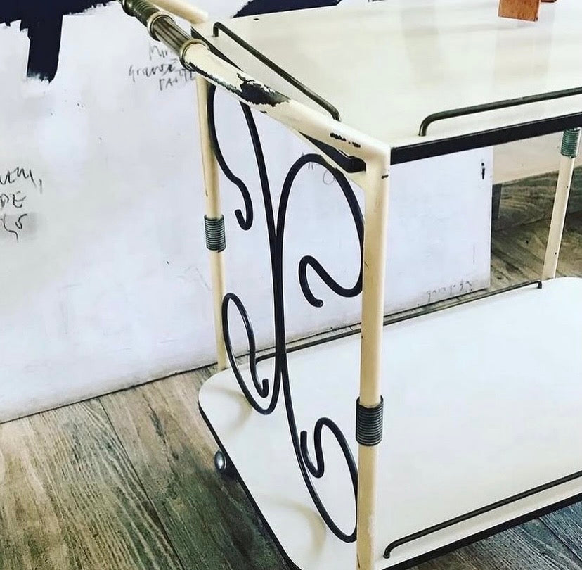 Carrinho de chá vintage em metal e fórmica branca 