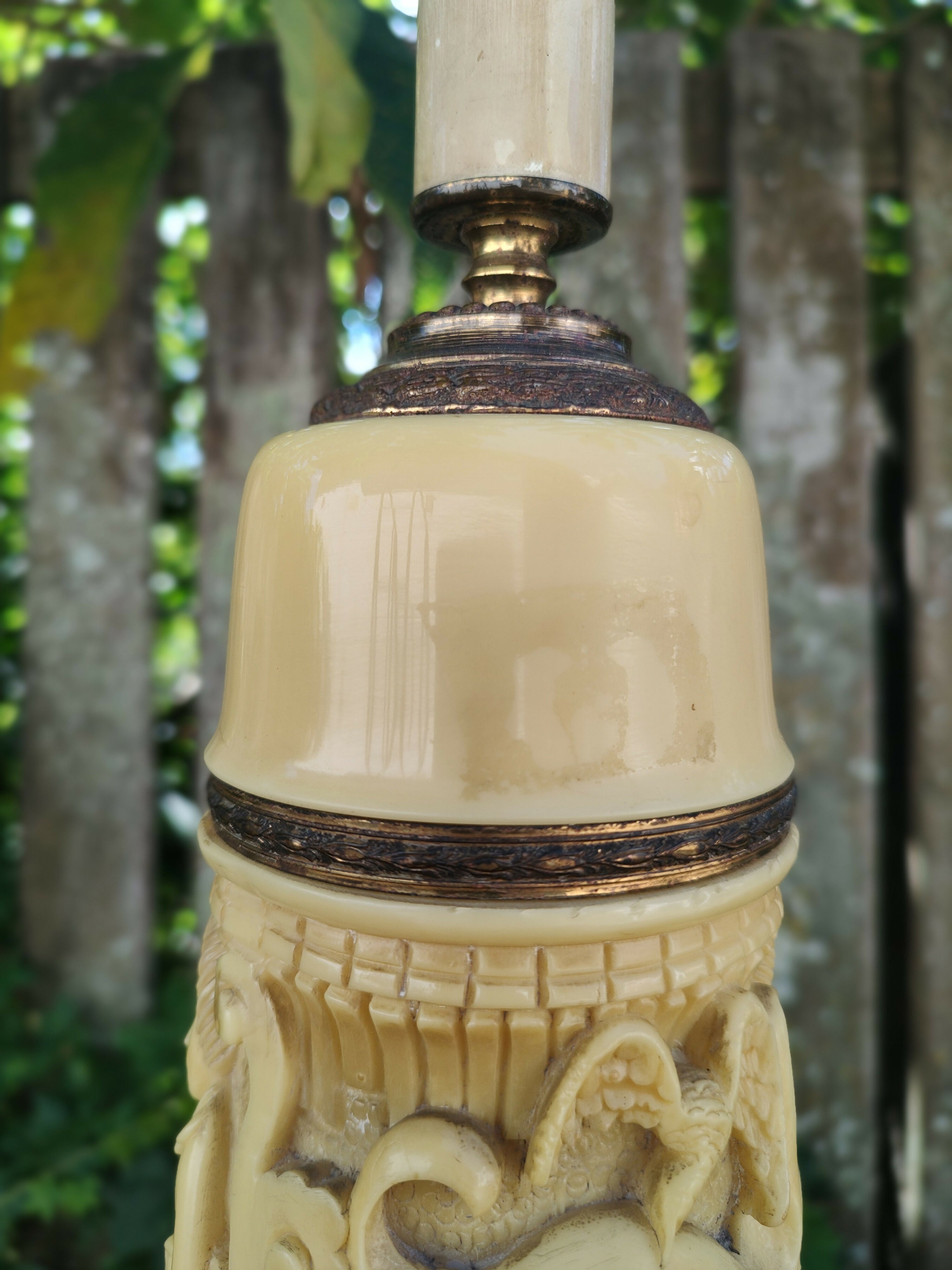 Antigo Abajur em Resina cor Marfim com entalhes de cenas religiosas com Buddha