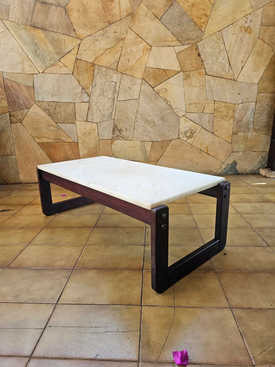 Linda mesa de centro em jatoba maciço e tampo de mármore.