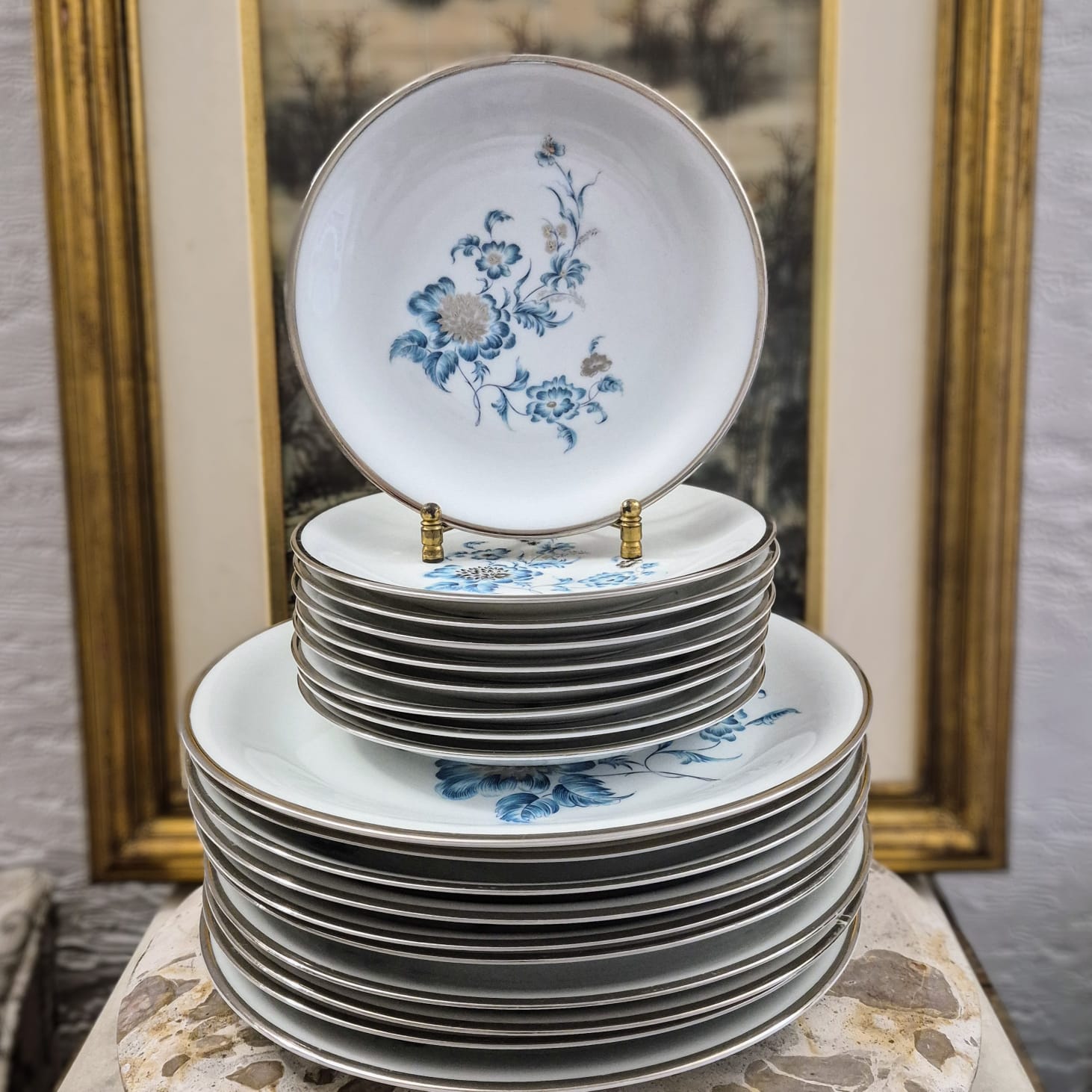 Conjunto de jantar 19 peças, lindo e em excelente estado de conservação, em porcelana nacional Renner Medaillon.