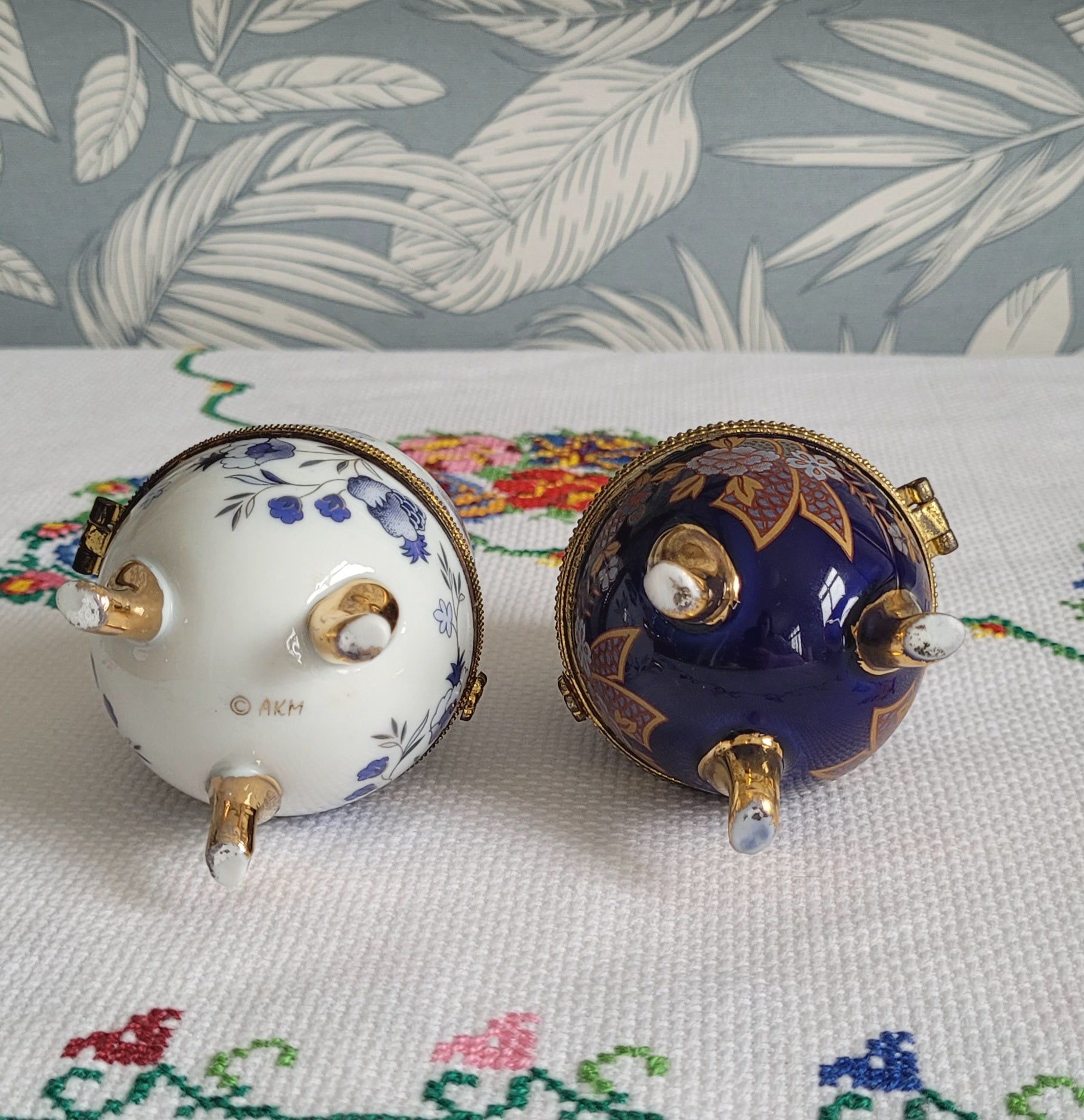 Par de Caixinhas em porcelana russa no formato de ovos estilo Fabergé