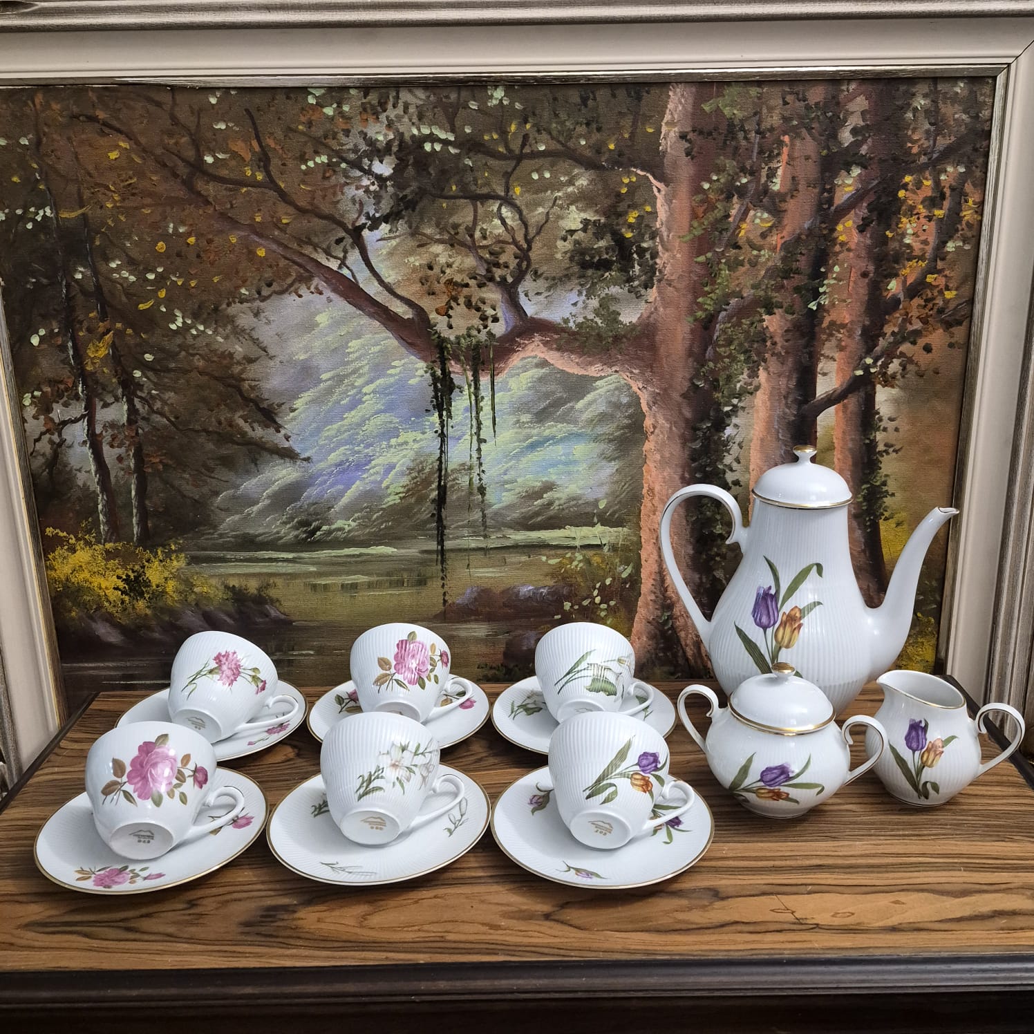 Conjunto de chá em porcelana vintage,  anos 60, Mitterteich Bavaria. Lindo design canelado, muito refinado, com decoração de flores silvestres. Dourações à ouro intactas. 9 peças.