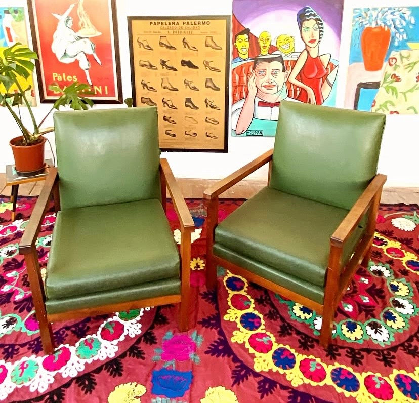 Par de Poltronas anos 60 em Imbuia maciça e estofado verde 