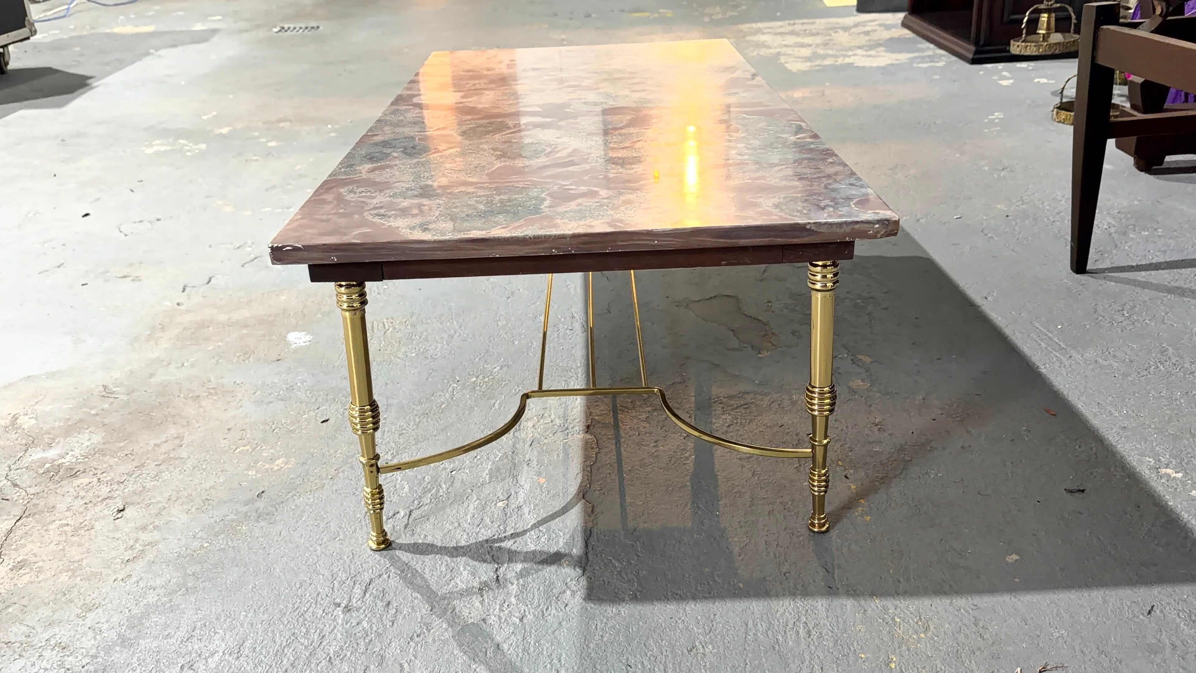 Mesa de centro retangular em mármore 