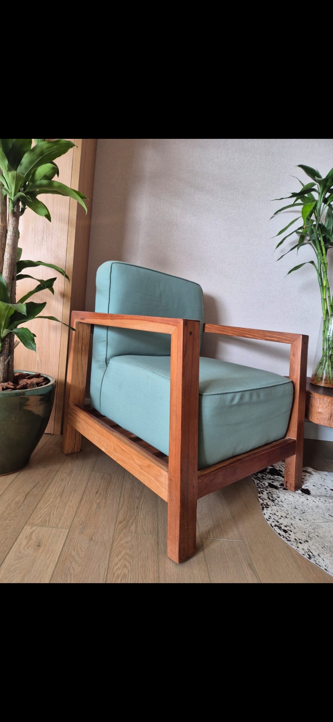 Poltronas em madeira maciça e estofado esverdeado 