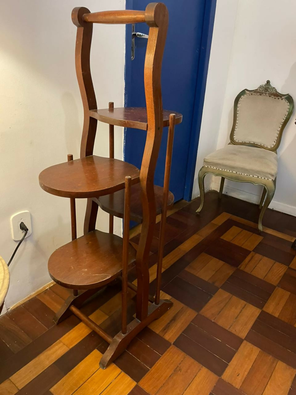Suporte para plantas em madeira maciça com 4 prateleiras