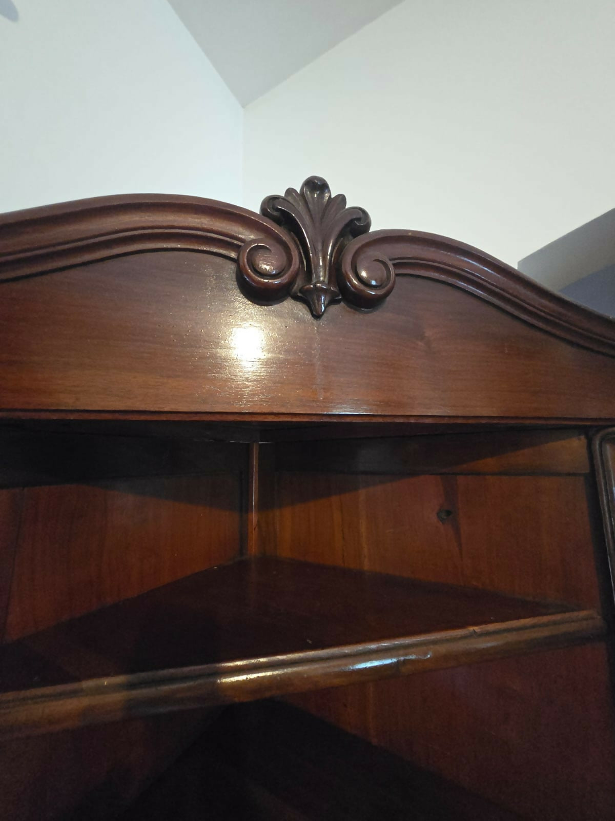 Cristaleira de Canto/ Armário de Canto Provençal – Madeira Maciça – Anos 50/60