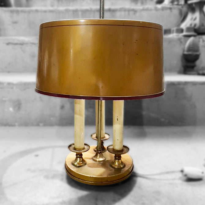 Abajur Mid Century em metal com cúpula dourada