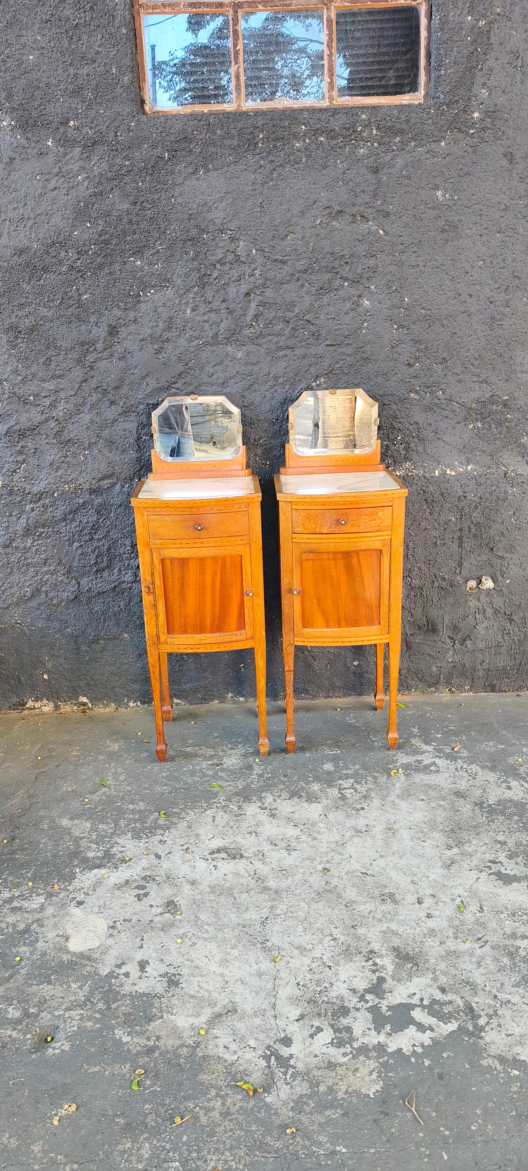 Par de mesas auxiliares / de cabeceira em madeira clara com Marchetaria e espelho 