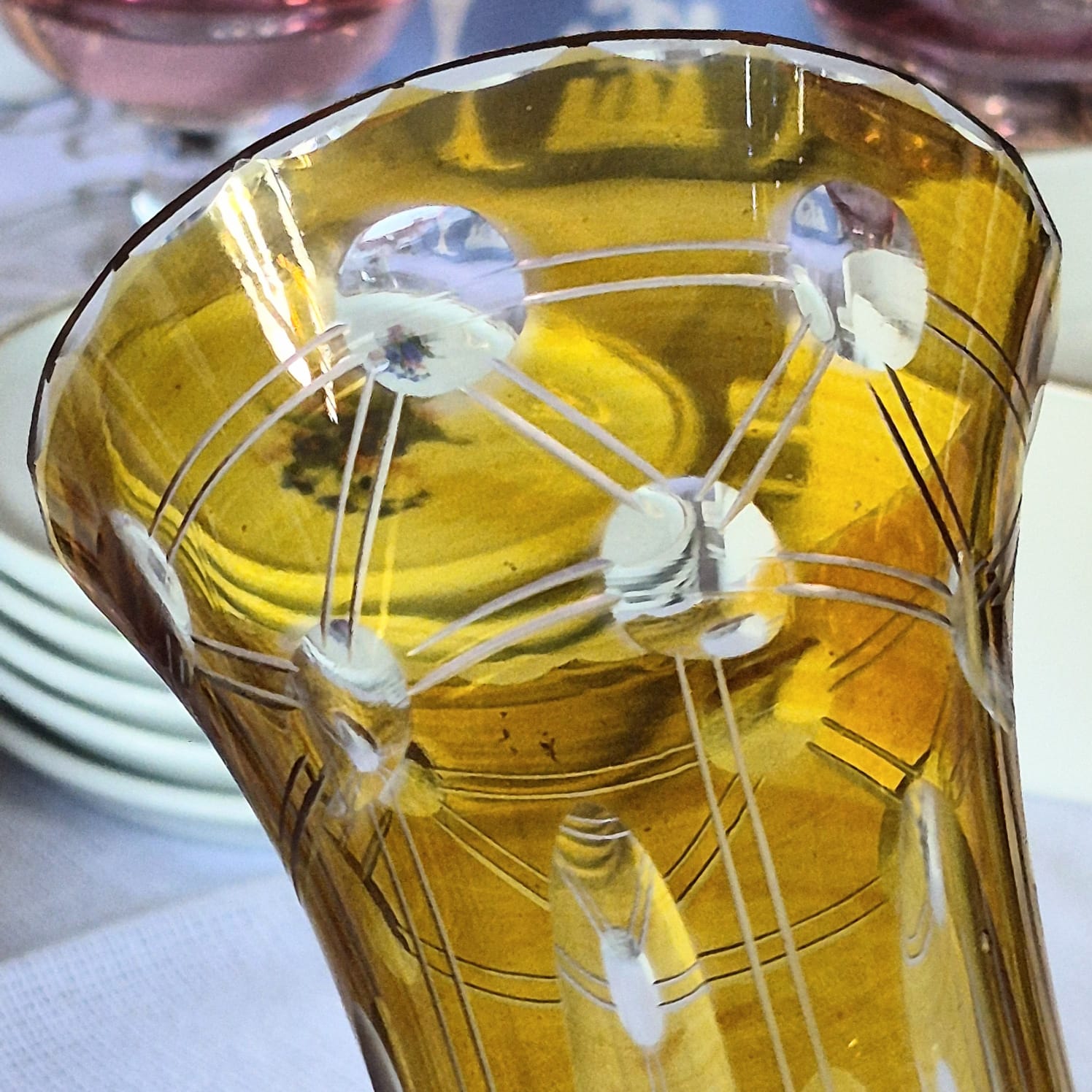 Vaso Solifleur em cristal doublé âmbar,  lapidação geométrica Art Decó. Impecável!