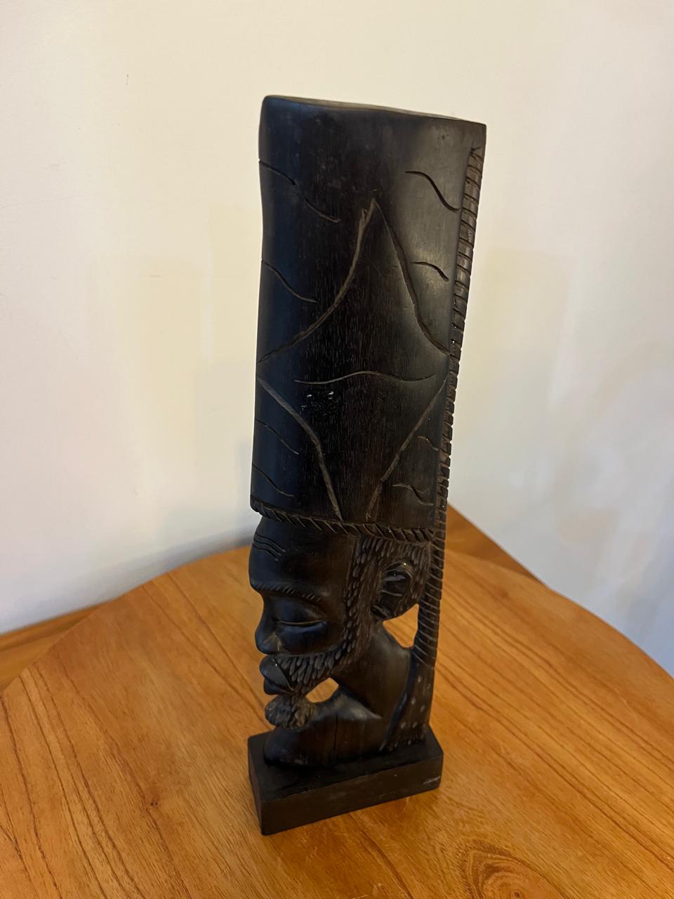 Escultura Masculina em Madeira Entalhada com Adorno Geométrico – Inspiração Africana
