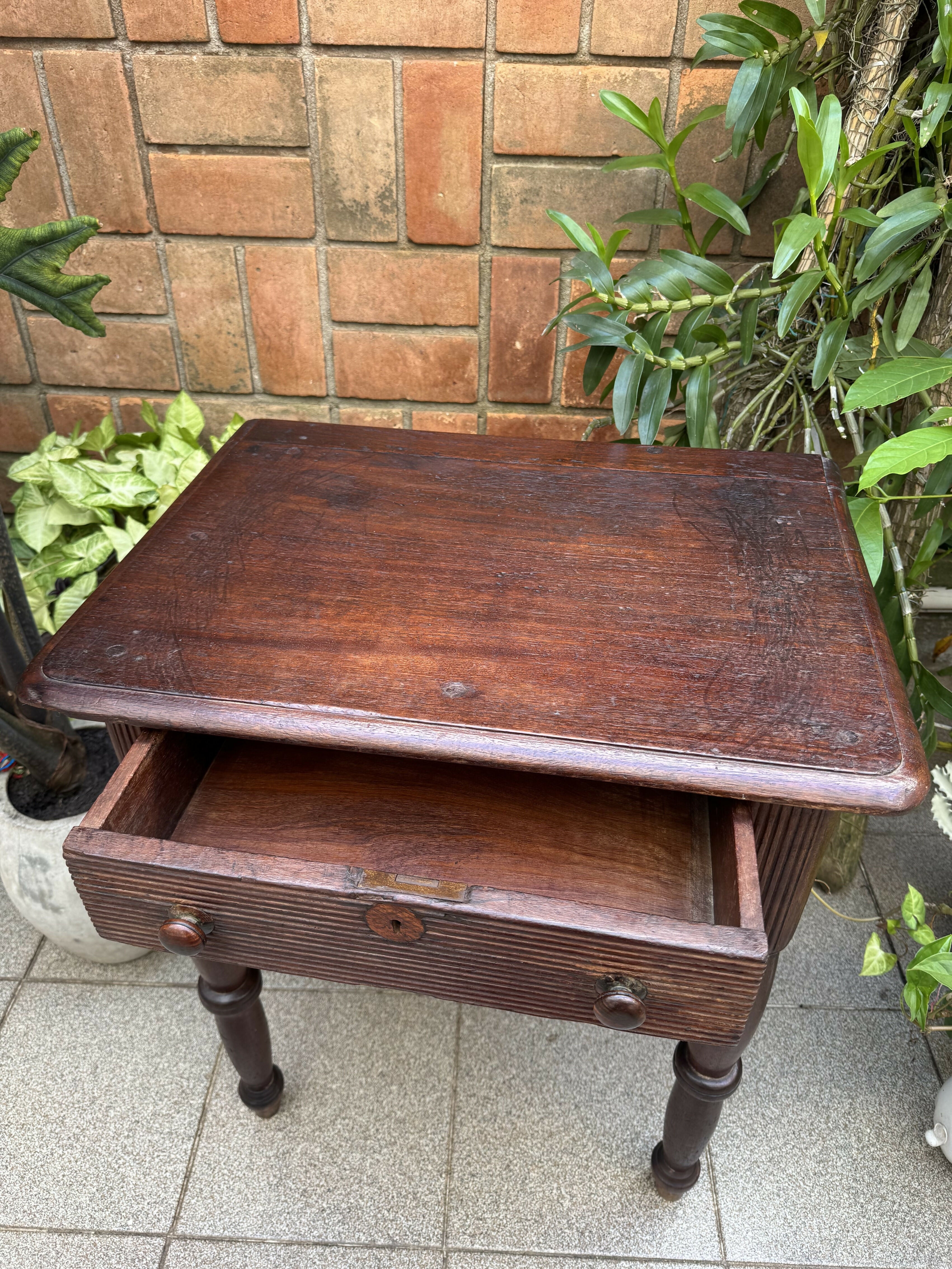 Madeira Nobre Maciça - Linda Mesa Auxiliar Rústica Muito Antiga