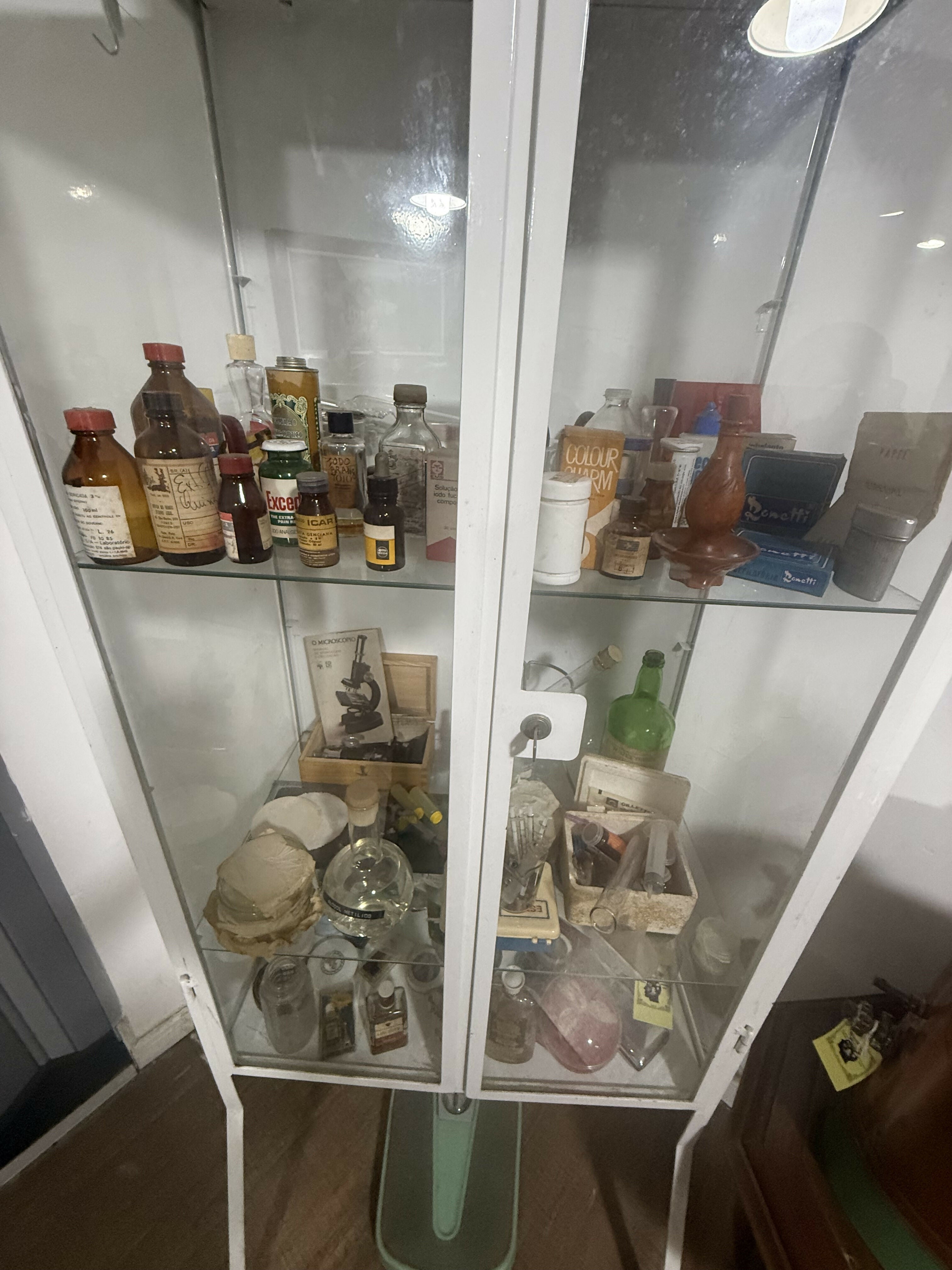 Armário de Farmácia Antigo em Metal e Vidro –