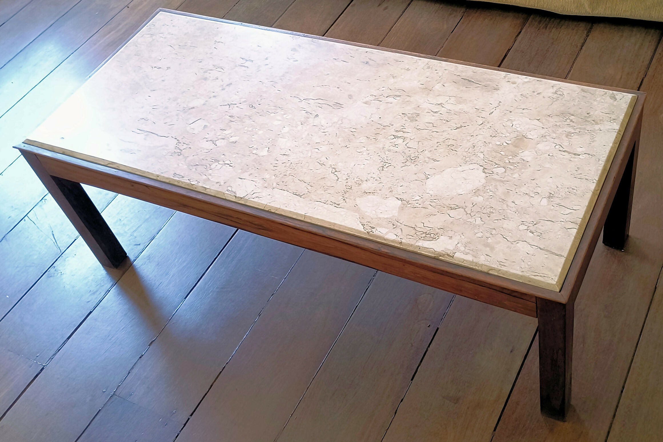 Mesa de centro com tampo de pedra