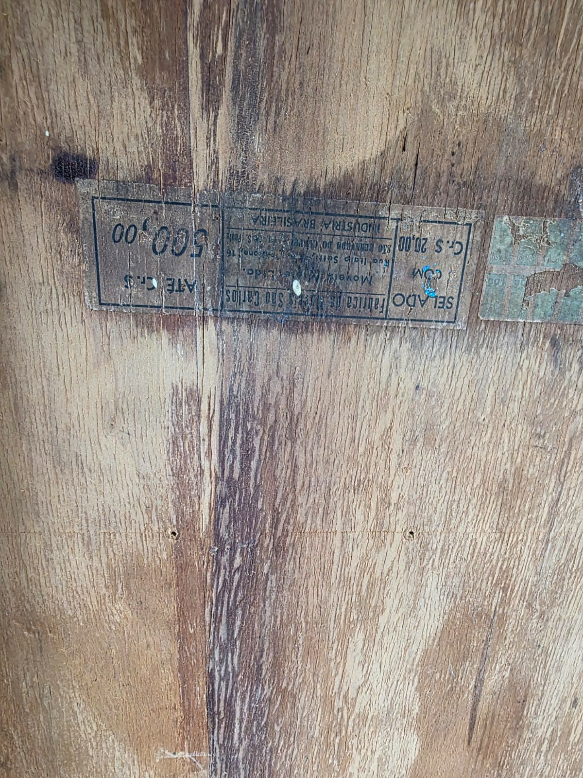 Escrivaninha Miele, década de 50, possui 5 gavetas, imbuia maciça e selo da época.