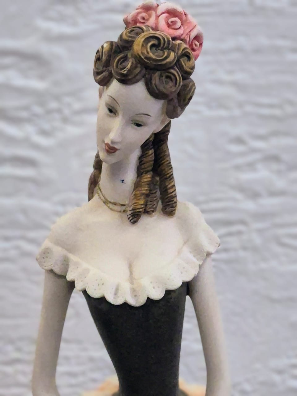 Escultura em resina italiana Montifiori - Italy Design, representando bela dama em policromia.  Intacta e linda.