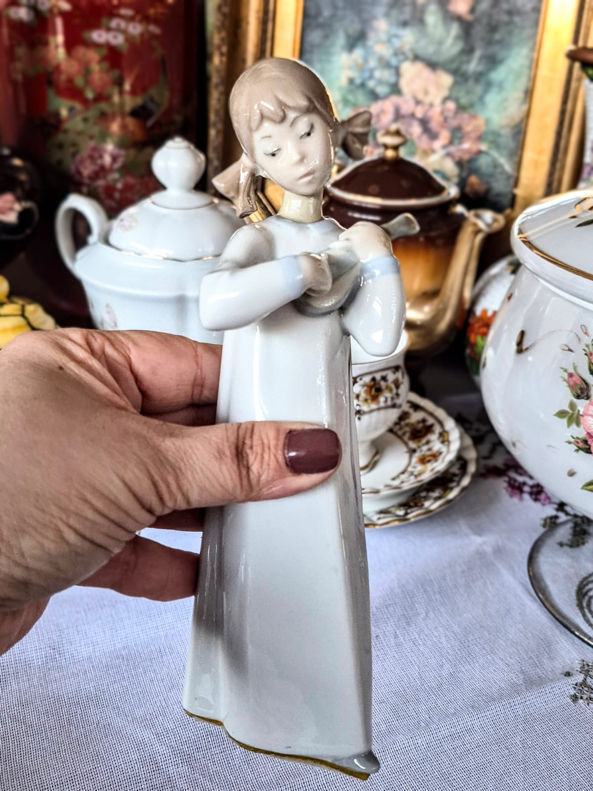 Escultura em porcelana espanhola Lladró "Girl with mandolin", n.4871, desenhada pelo artista Fulgencio Garcia.