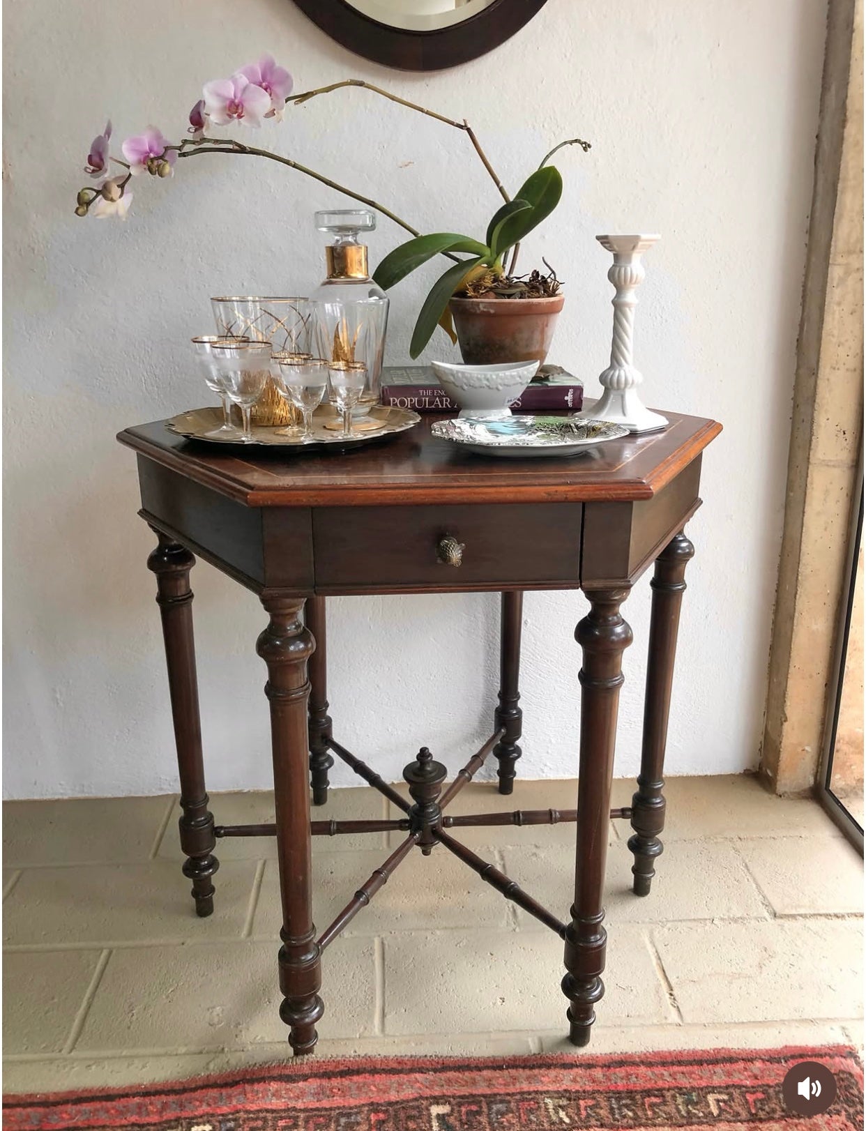 Mesa lateral antiga de formato hexagonal em madeira nobre no estilo inglês