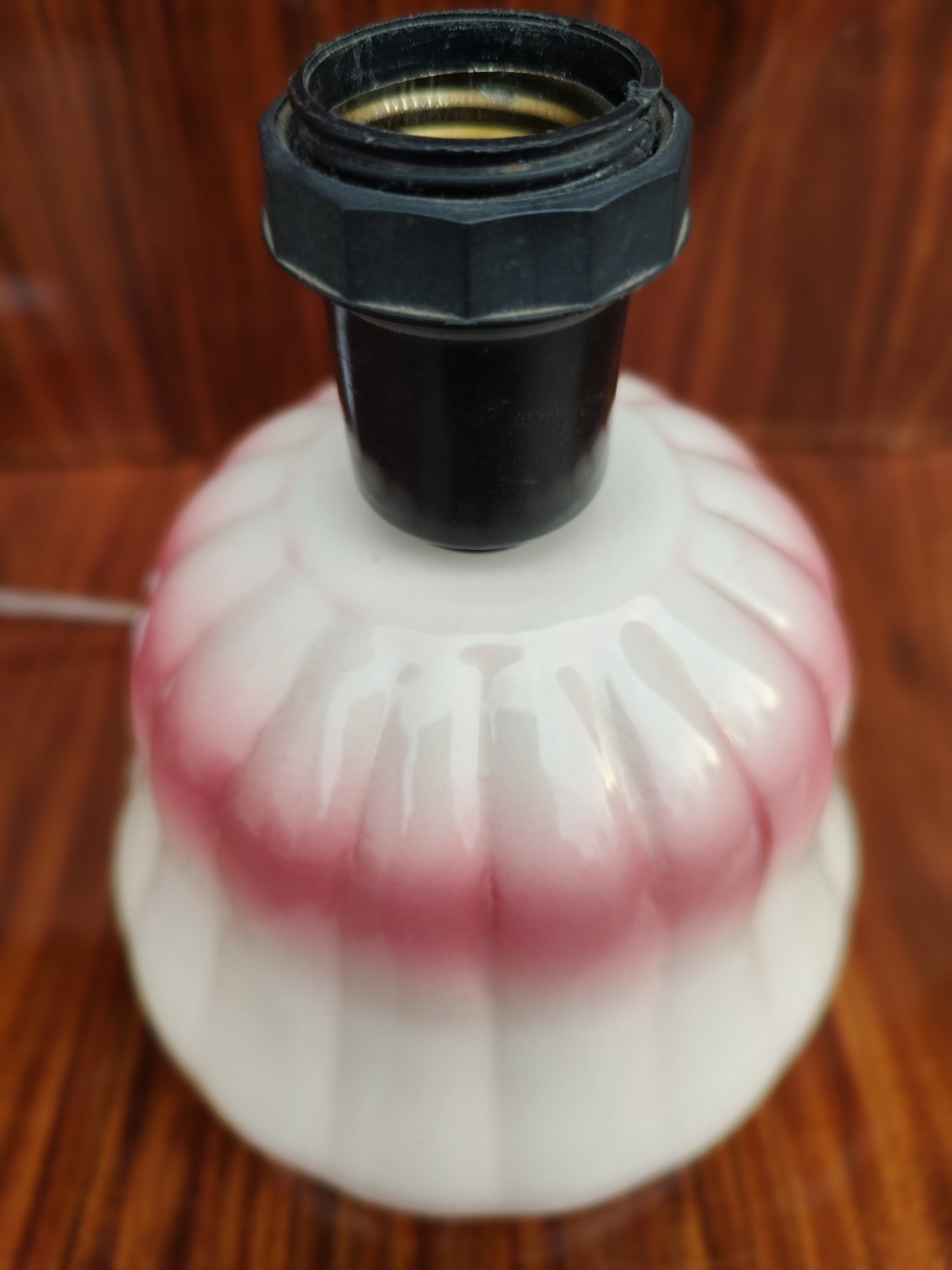Pequeno Abajur / Luminária Bojuda em porcelana rosa e branca