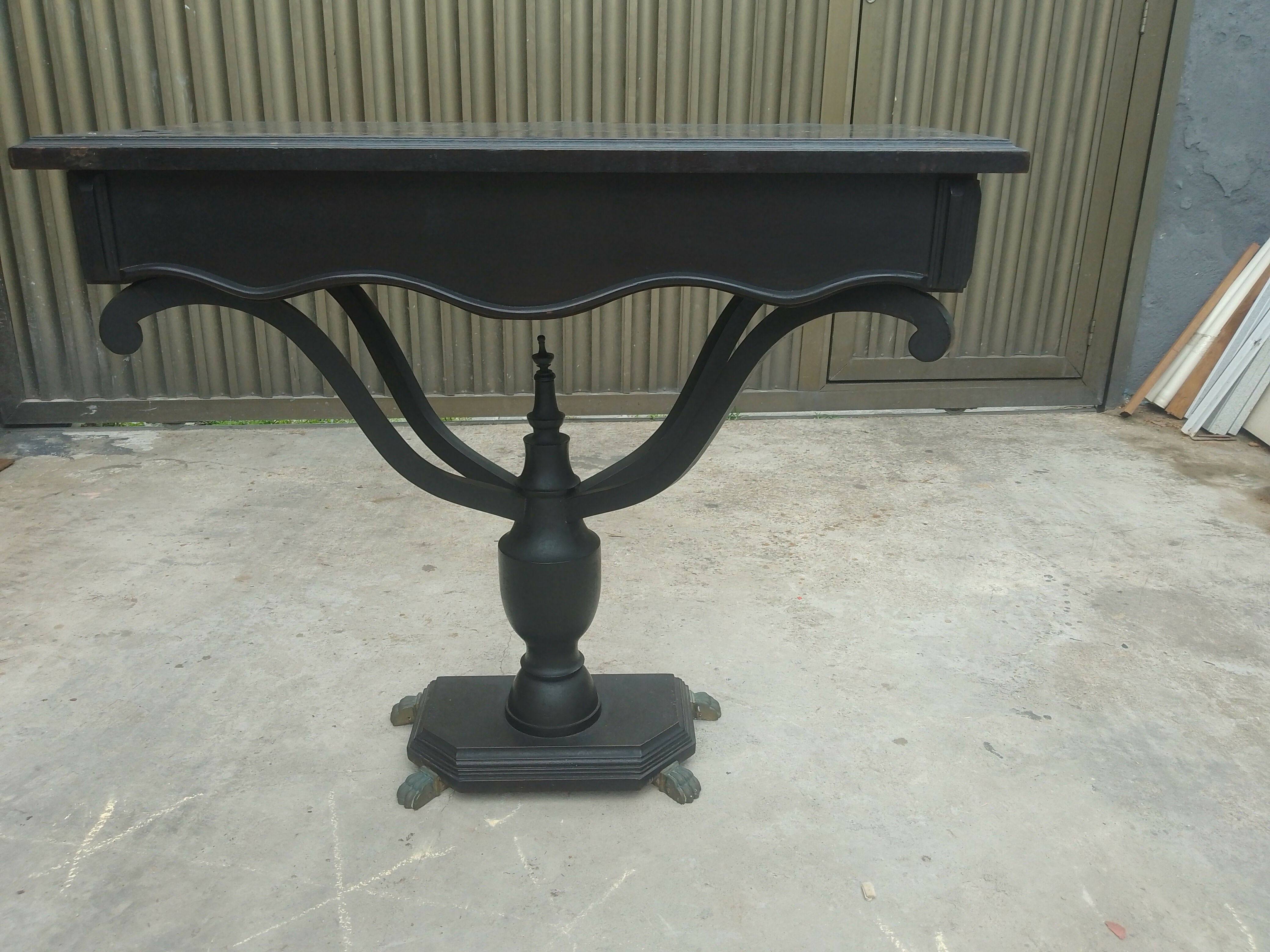 Mesa auxiliar / Aparador com pés torneados