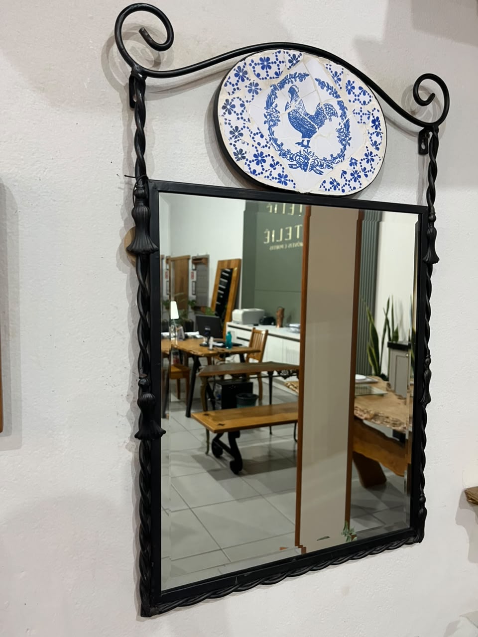 Espelho Decorativo Vintage em Ferro com Mosaico Português retratando galo em azul 