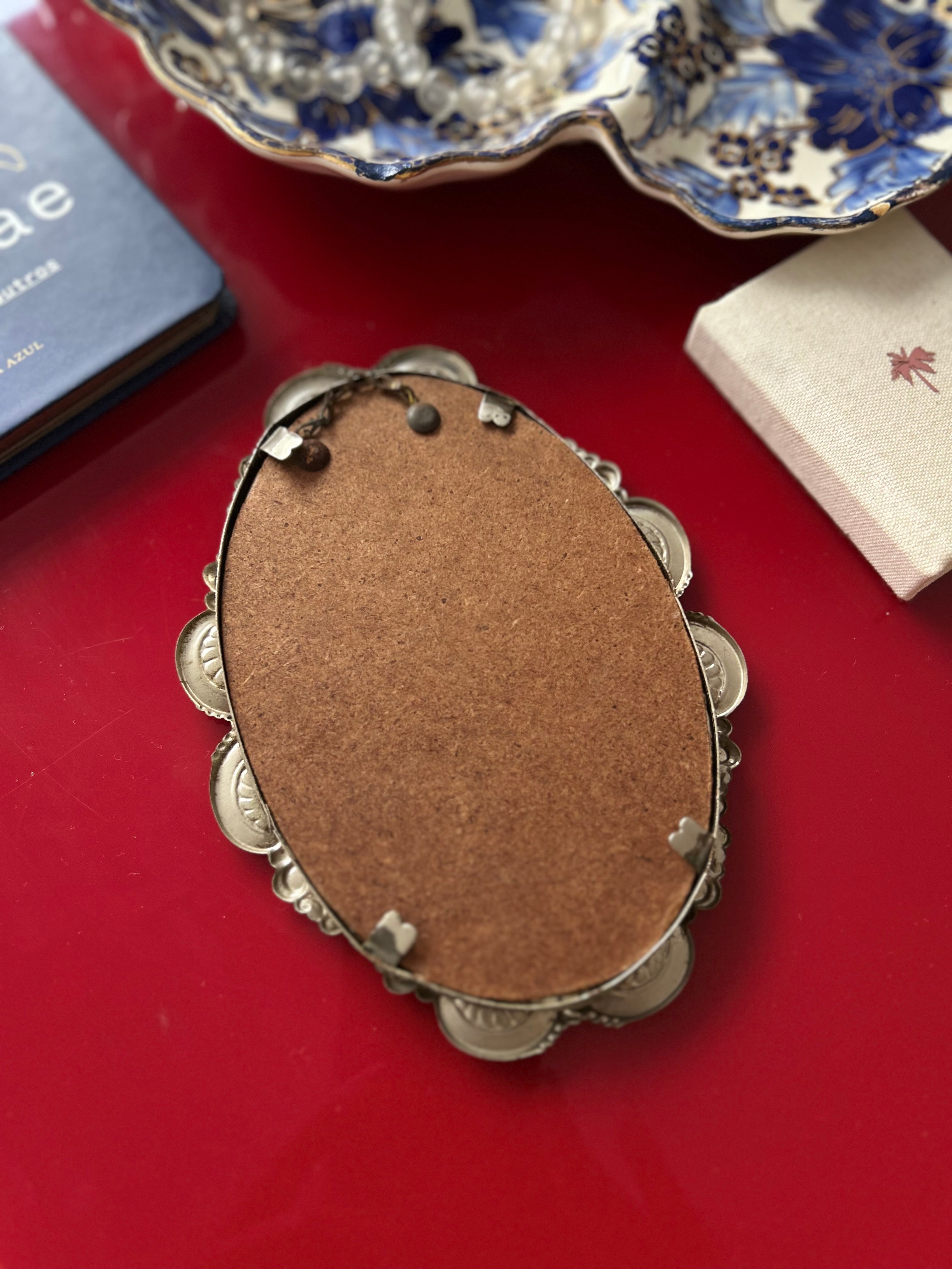 Porta-retrato Vintage Oval em Metal Trabalhado