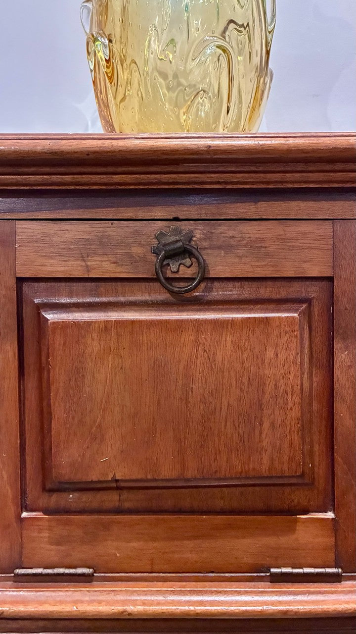 Mesa de Cabeceira em Madeira com Porta e Gaveta